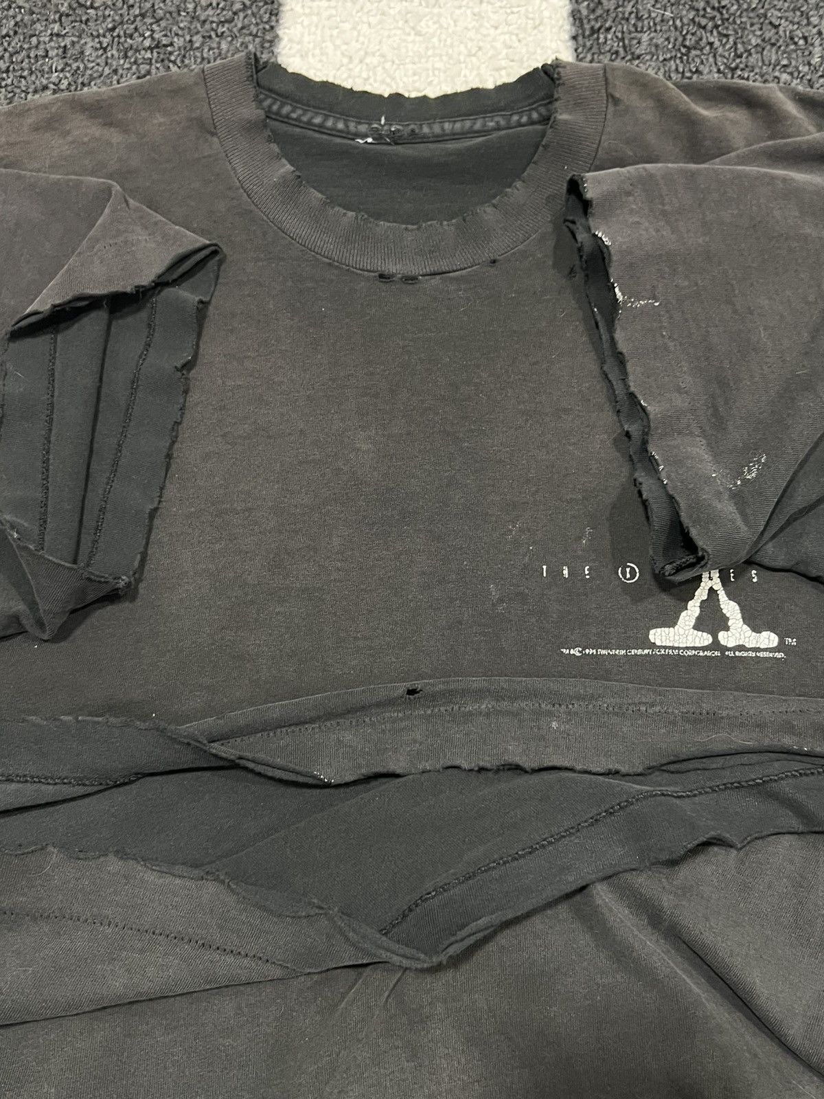 Vintage Vintage 1995 X Files Thrashed Tee Size US L / EU 52-54 / 3 - 6 Thumbnail