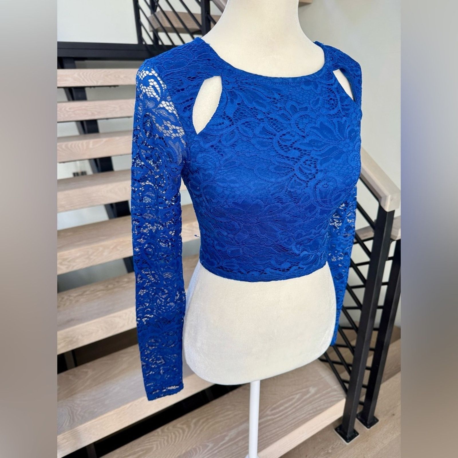 Other New Chic Royal Blue Lace Crop Top size XS Size S / US 4 / IT 40 - 3 Thumbnail