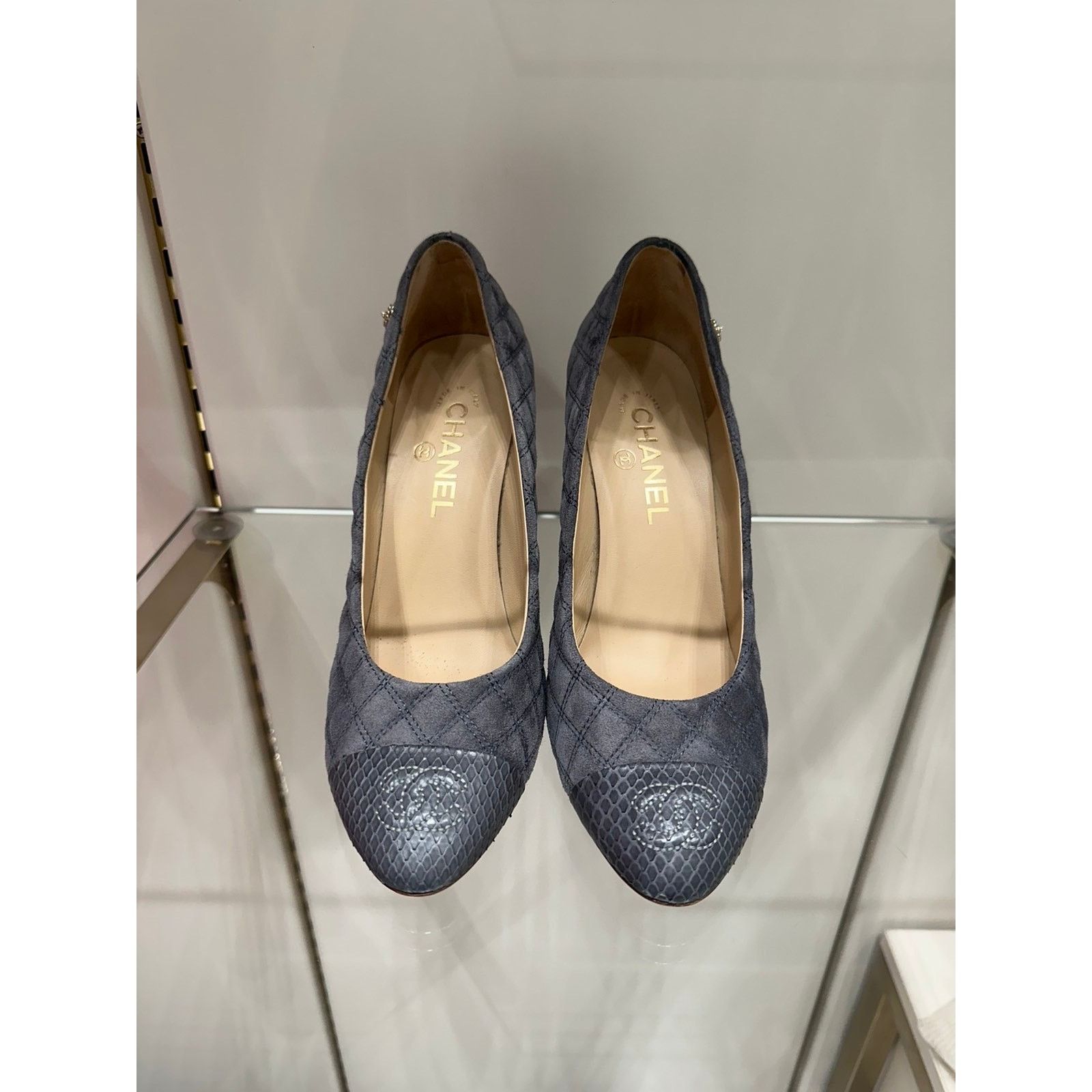 Chanel Chic Chanel Grey Quilted Suede Python Cap Toe CC Pumps 38 Size US 7 / IT 37 - 6 Thumbnail