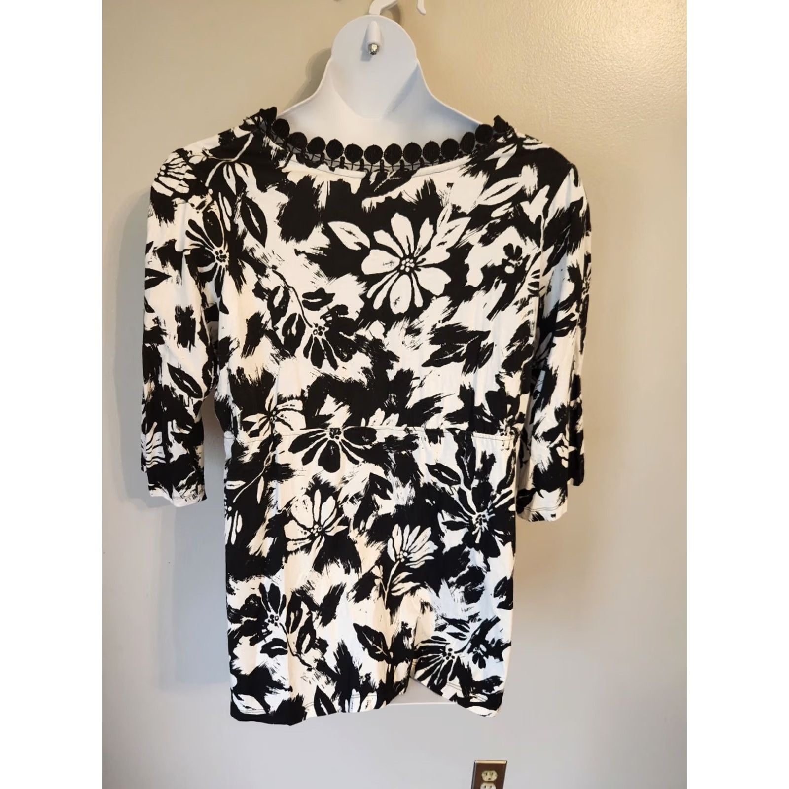 Vintage Only Necessities Floral Black White Empire Waist Top V-Neck 3/4 Sleeve Blouse 1X Womens Size XL / US 12-14 / IT 48-50 - 4 Thumbnail