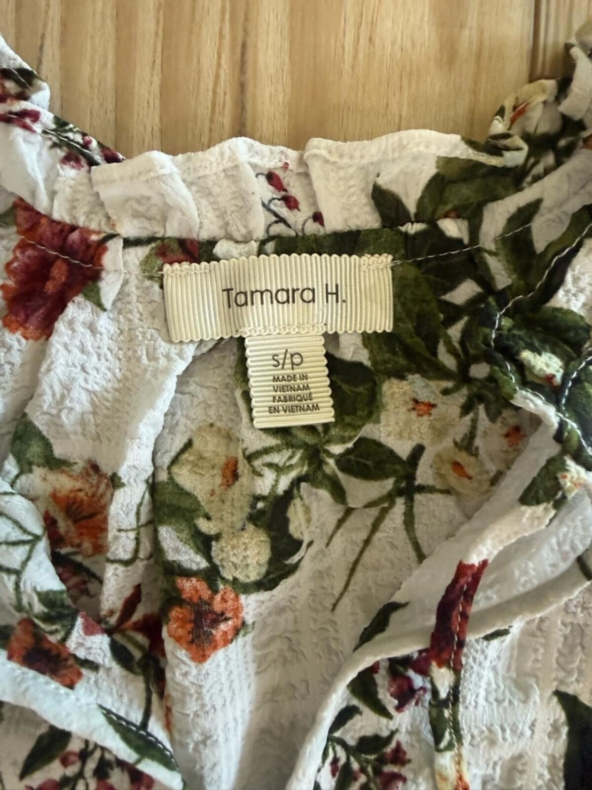 Other White Floral Cap-Sleeve V-Neck Blouse with Red & Green Print Size S / US 4 / IT 40 - 3 Thumbnail