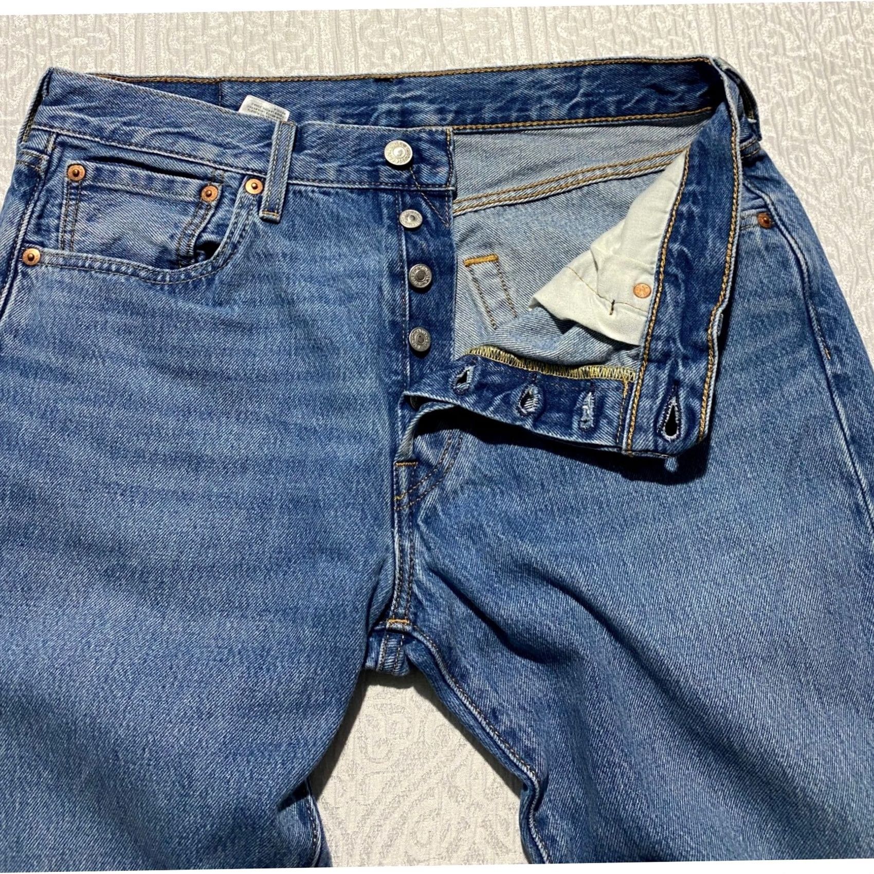 Levi's Levi's 501 Mens Jeans 33x32 Medium Wash Blue Straight Leg Button Fly Original Fit Size US 33 - 7 Thumbnail