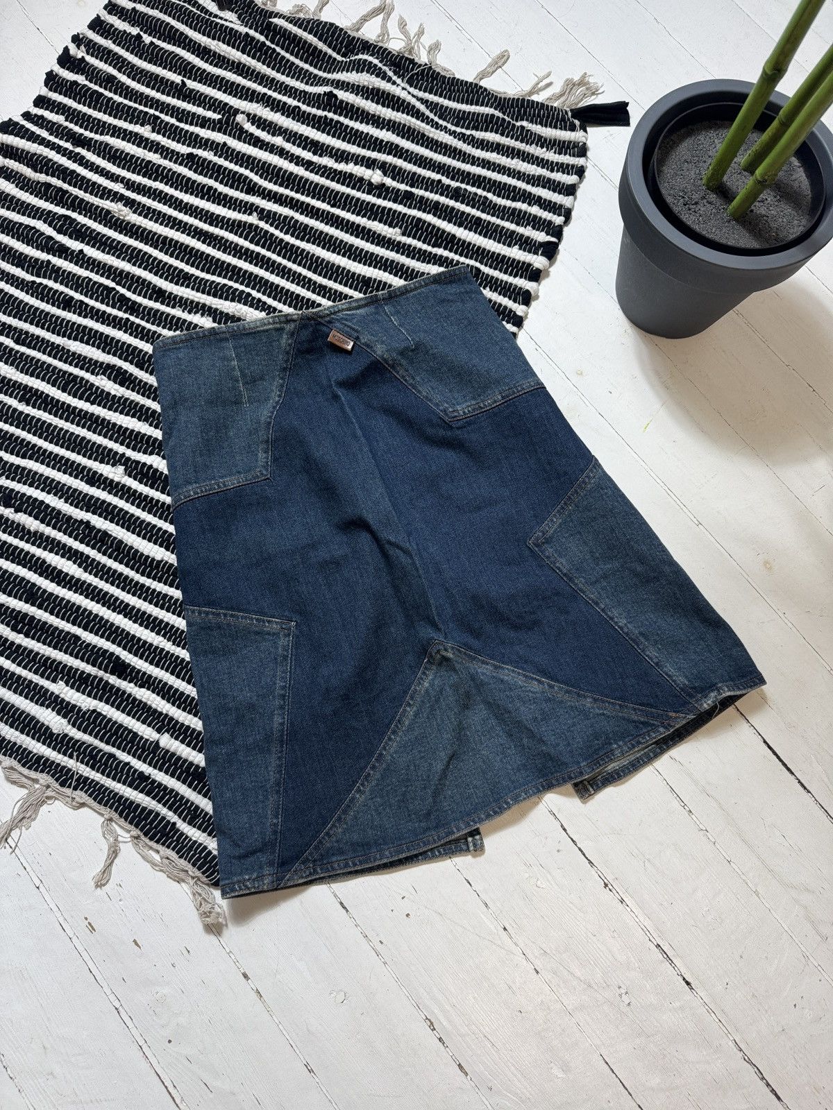 Moschino VINTAGE MOSCHINO 2000s STAR MIDI DENIM SKIRT Size 28" / US 6 / IT 42 - 7 Thumbnail