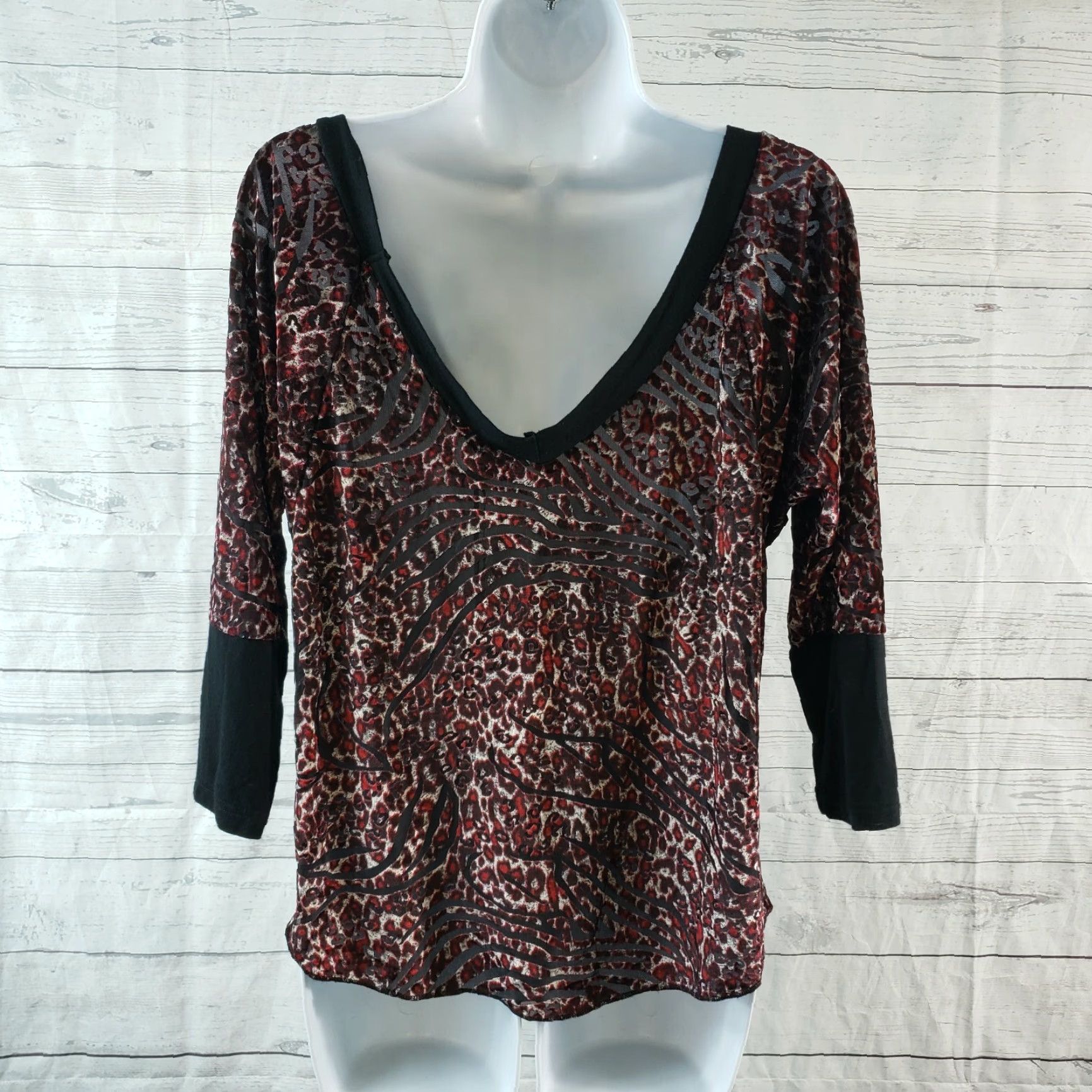 BKE BKE Boutique Womens Top Blouse M Black Red Animal Print Velvet 3/4 Sleeve V-Neck Size M / US 6-8 / IT 42-44 - 4 Thumbnail