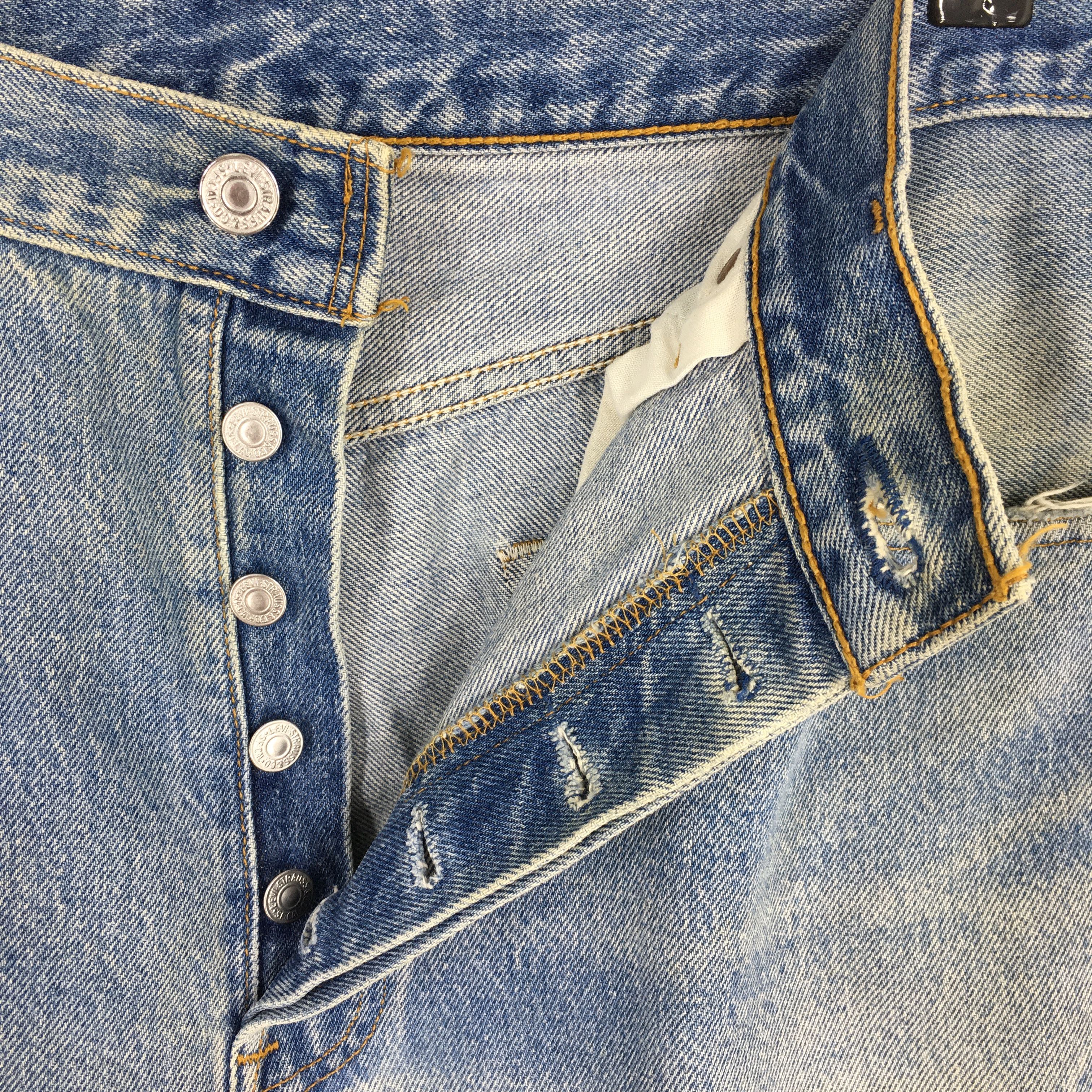 Size 32x27.5 Vintage 90s Levi's 501 Faded Blue Jeans