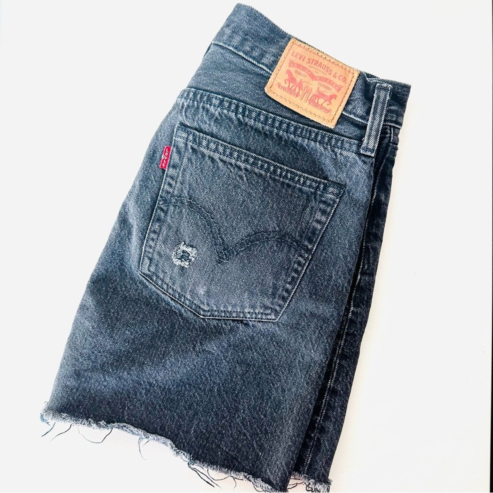 Levi's LEVIS REVOLVE Black Distressed Raw Hem Button Fly Mini Skirt Size 26" / US 2 / IT 38 - 6 Thumbnail