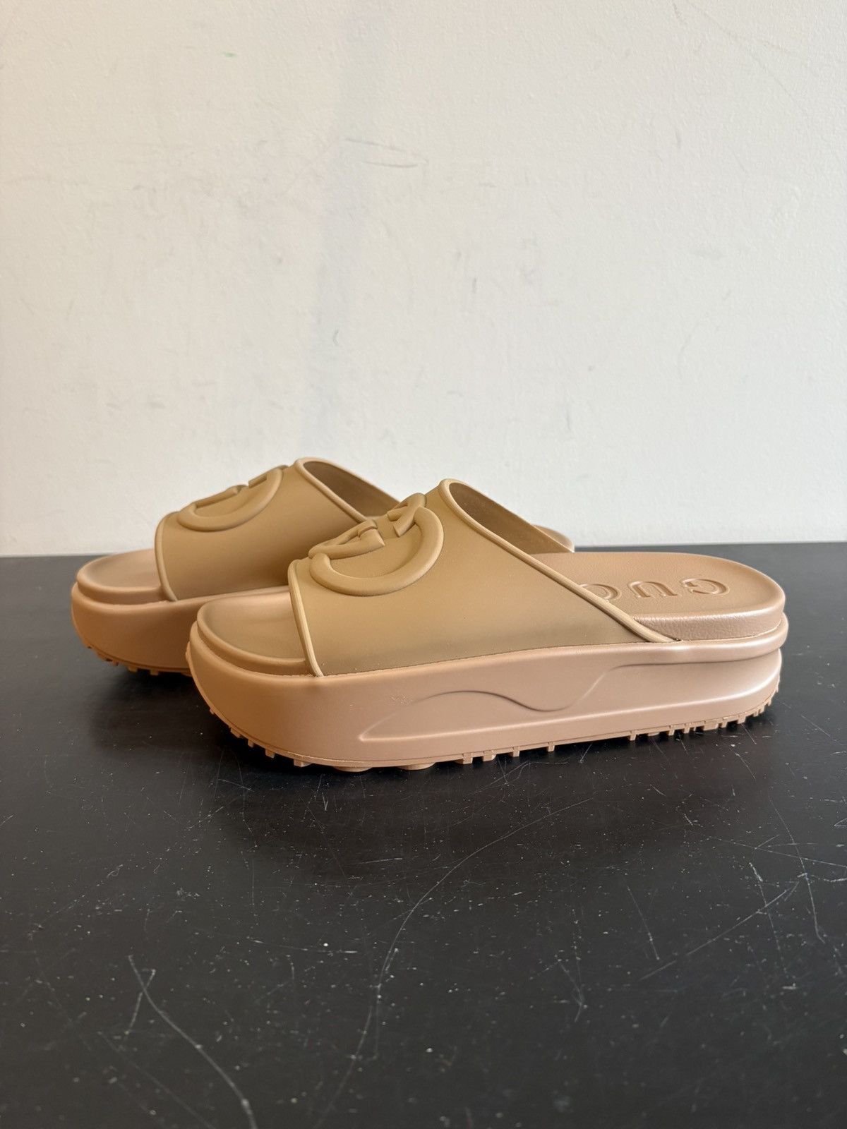 Gucci Gucci GG Interlocking Platform Rubber Slides Brown Size US 7 / EU 40 - 1 Thumbnail