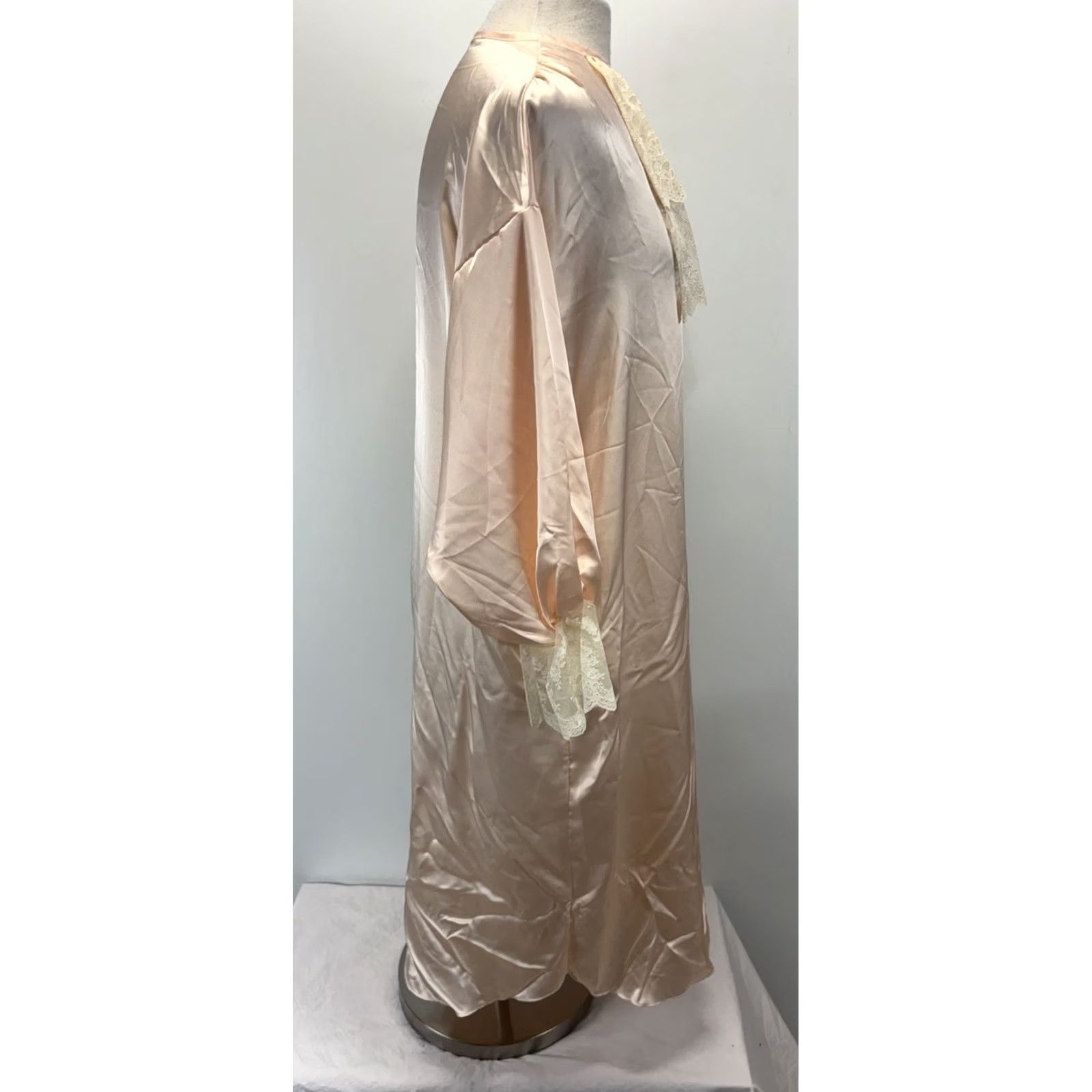 Vintage VINTAGE Satin Victorian Style Nightgown Women’s M Pale Pink Lace Trim Made USA 70s Nightgown Womens M Pink 1970s Victoria Size ONE SIZE - 4 Thumbnail