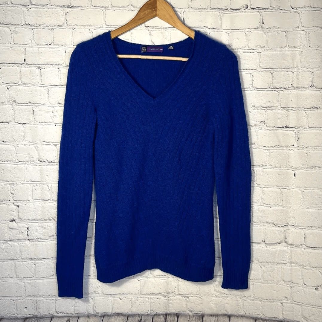Saks Fifth Avenue Saks Fifth Avenue Cashmere Sweater V neck Blue size M Medium needs TLC Womens Pink Pullover V-Neck Size M / US 6-8 / IT 42-44 - 2 Thumbnail