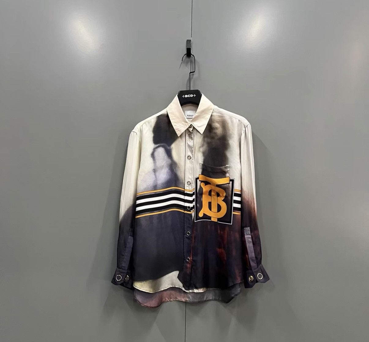 Burberry Burberry Tie-dye Letter Printed Shirt J41 Size US S / EU 44-46 / 1 - 1 Thumbnail