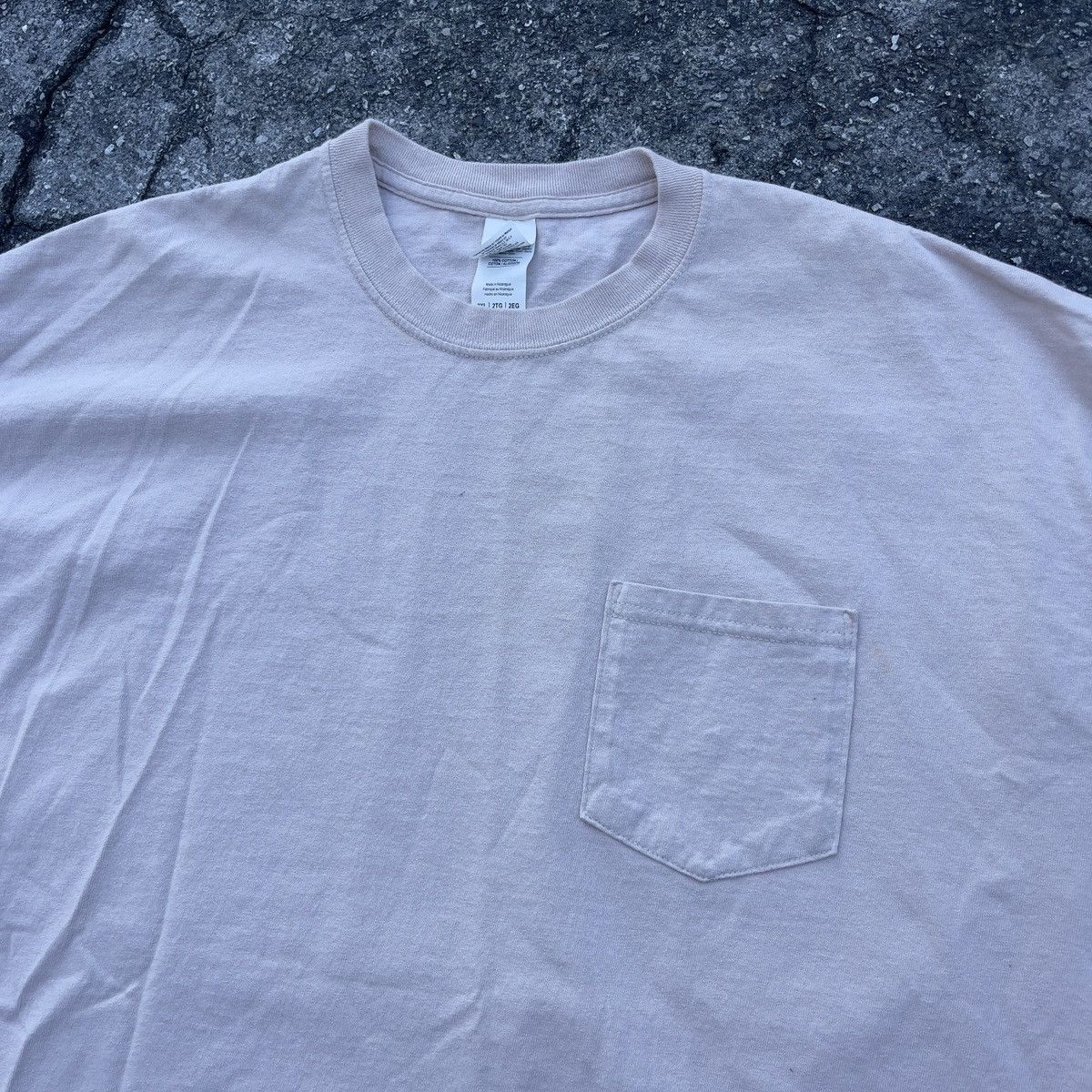 Vintage Vintage Y2K GILDAN Faded Sand Blank Pocket T Shirt Size US XXL / EU 58 / 5 - 2 Thumbnail
