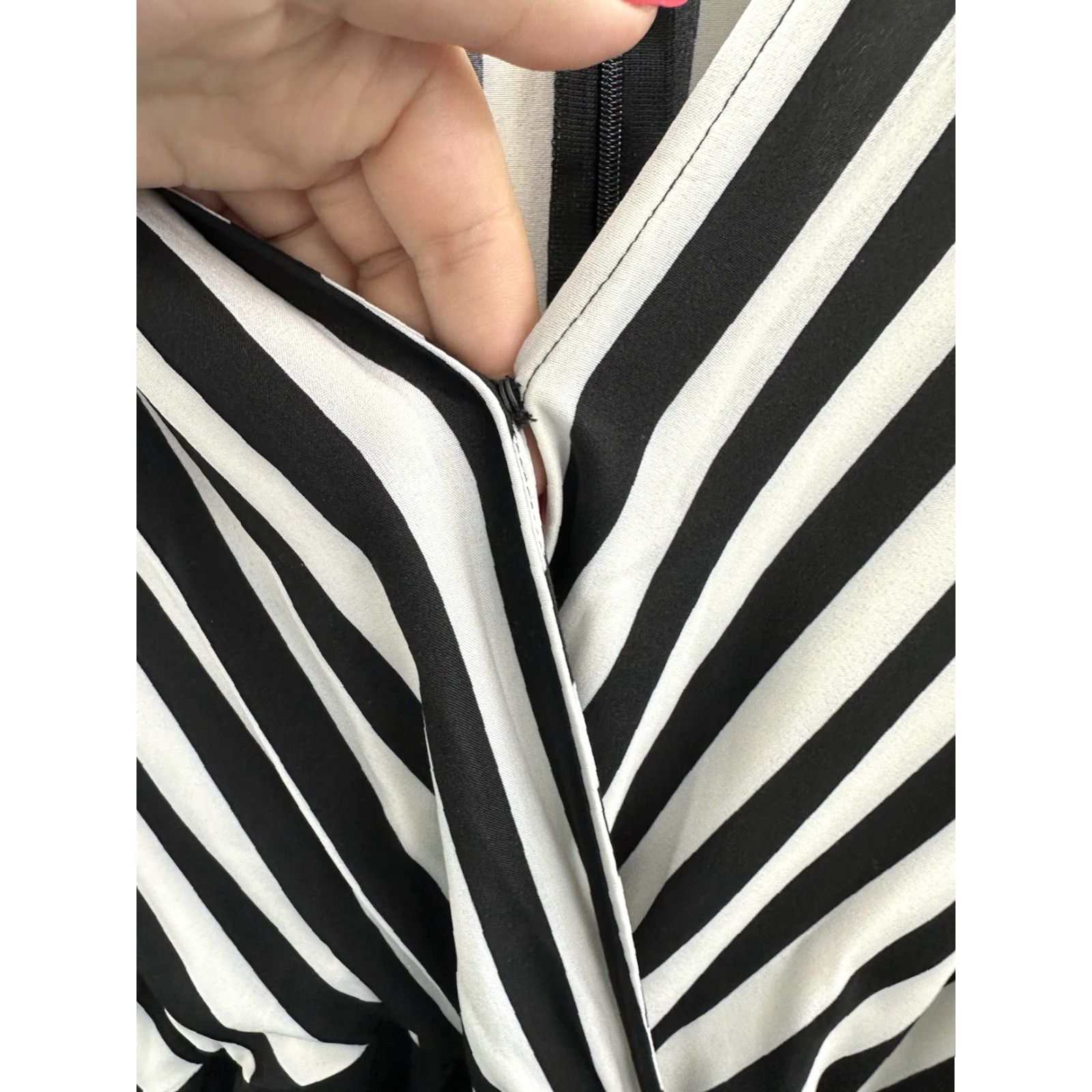 Vintage VINTAGE Bloomchic Jumpsuit One-Piece Womens 12 Black White Striped Short Sleeve Belted Pockets Button Summer Fall Spring Winter Size 34" / US 12 / IT 48 - 4 Thumbnail