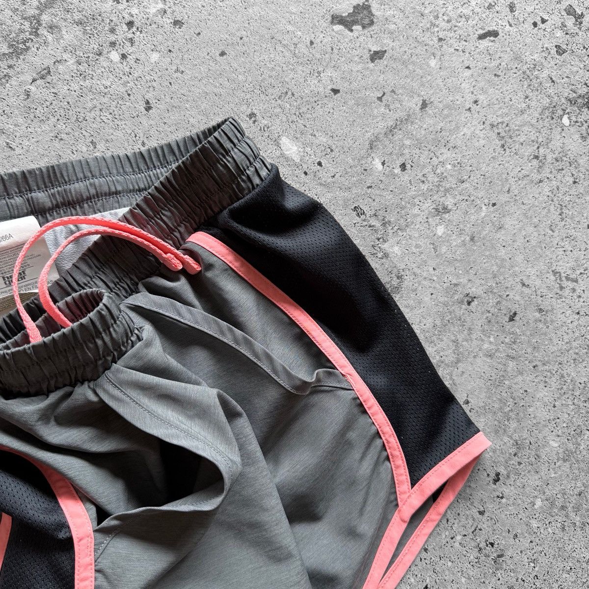 Under Armour Under Armour Womens Gray Black Pink Running Shorts Pockets Size 27" / US 4 / IT 40 - 3 Thumbnail