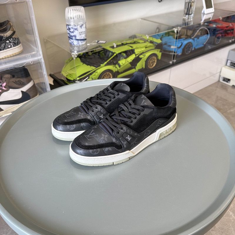 Louis Vuitton Louis Vuitton Stylish Low-Top Trainer Sneakers 0089 Size US 8.5 / EU 41-42 - 1 Thumbnail