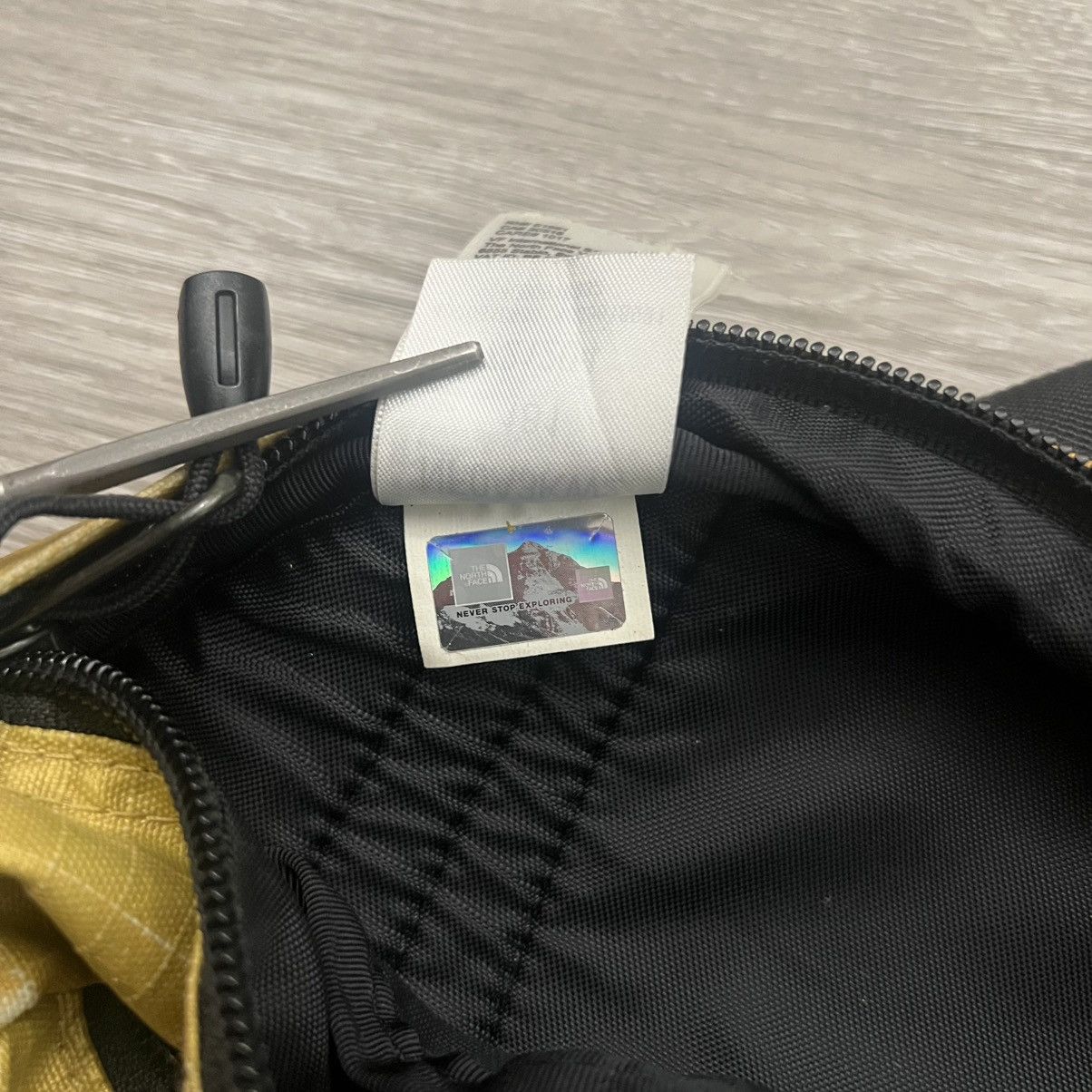 Supreme × The North Face Supreme The North Face Metallic Roo II Lumbar Pack Pouch Size ONE SIZE - 11 Thumbnail