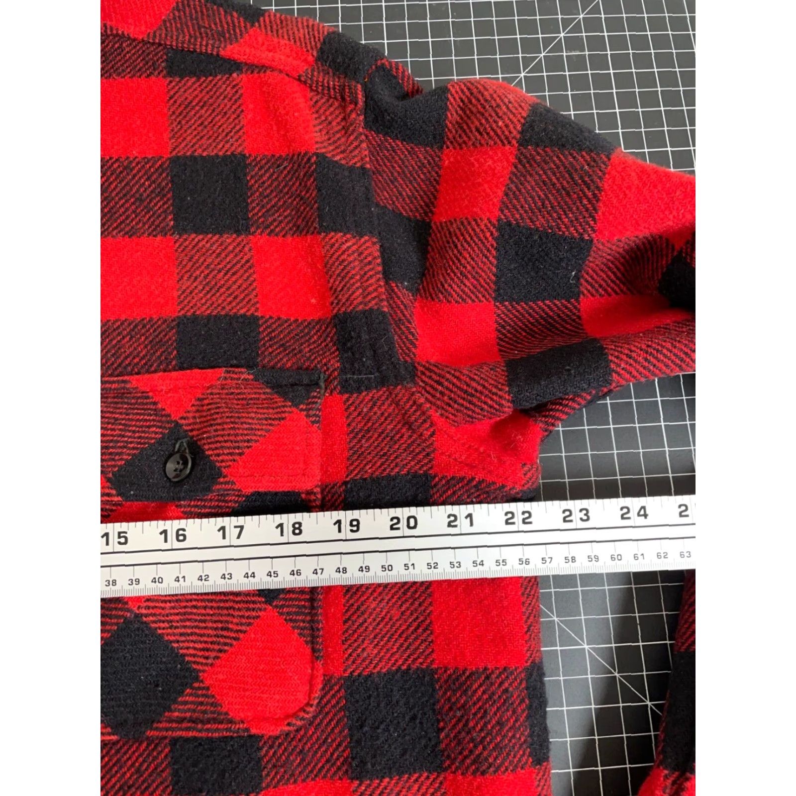 Vintage Vintage Wool Buffalo Plaid Flannel Shirt Adult Large Red and Black 70s 80s Grunge Workwear Men Size US L / EU 52-54 / 3 - 5 Thumbnail