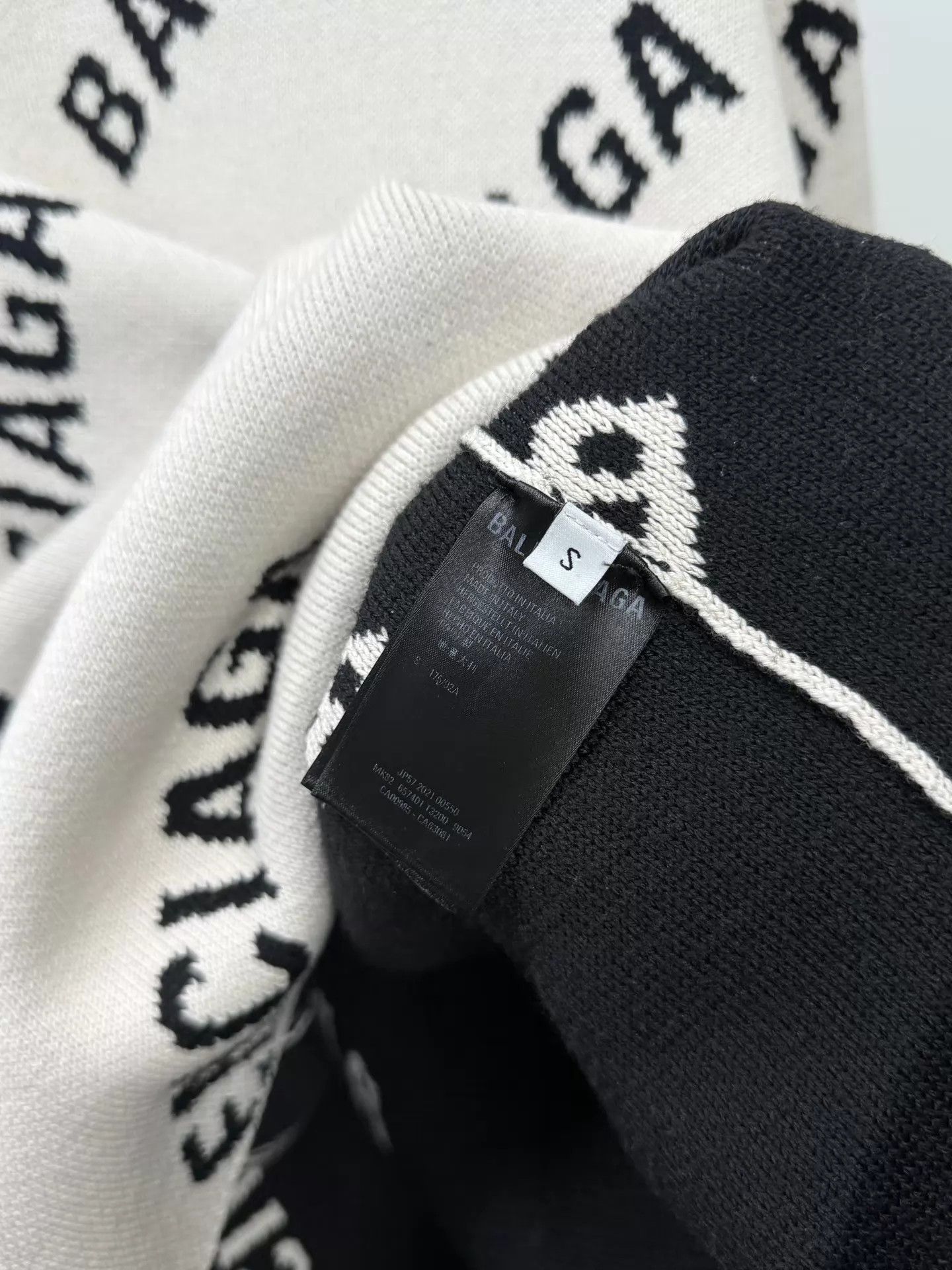 Balenciaga Balenciaga light beige all over print crewneck S worn 1x Size US S / EU 44-46 / 1 - 6 Thumbnail
