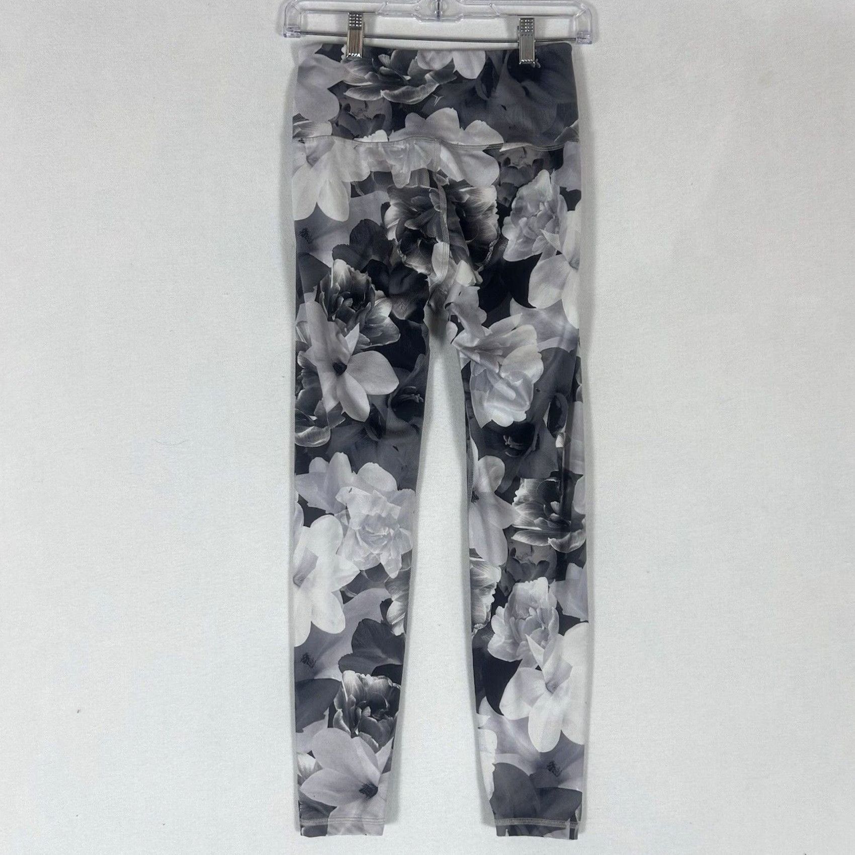 Old Navy Old Navy Active Elevate Go Dry Leggings Womens Small Floral Camo Mid Rise Gym Size 28" / US 6 / IT 42 - 3 Thumbnail
