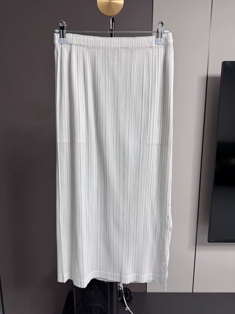 Other Issey Miyake size:3 Pure white window flower half skirt Size 22" - 1 Thumbnail