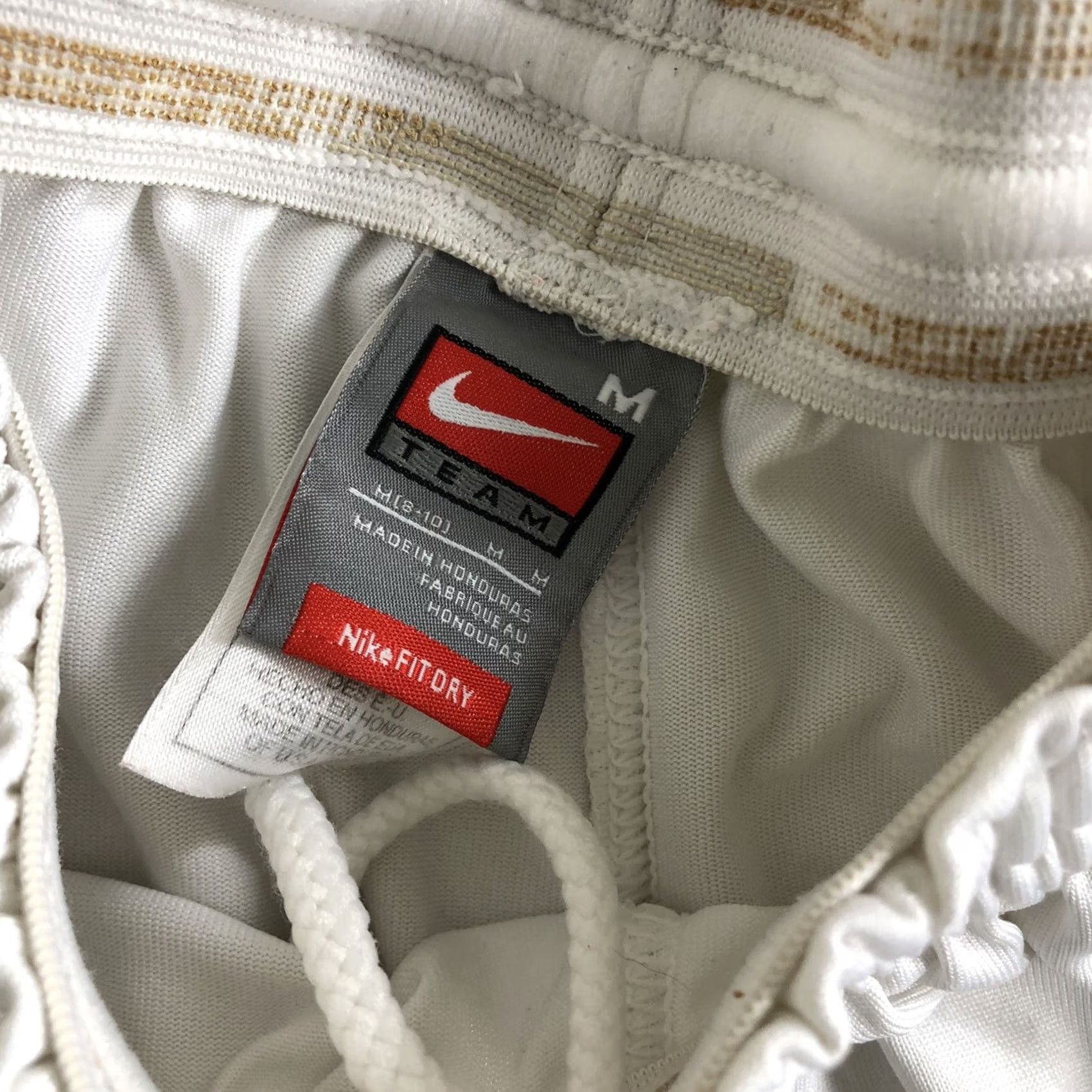 Nike VINTAGE Nike Team Basketball Short Active Athletic Gym White Red Train Y2K Size Medium Mens Basketball Short Size US 31 - 5 Thumbnail