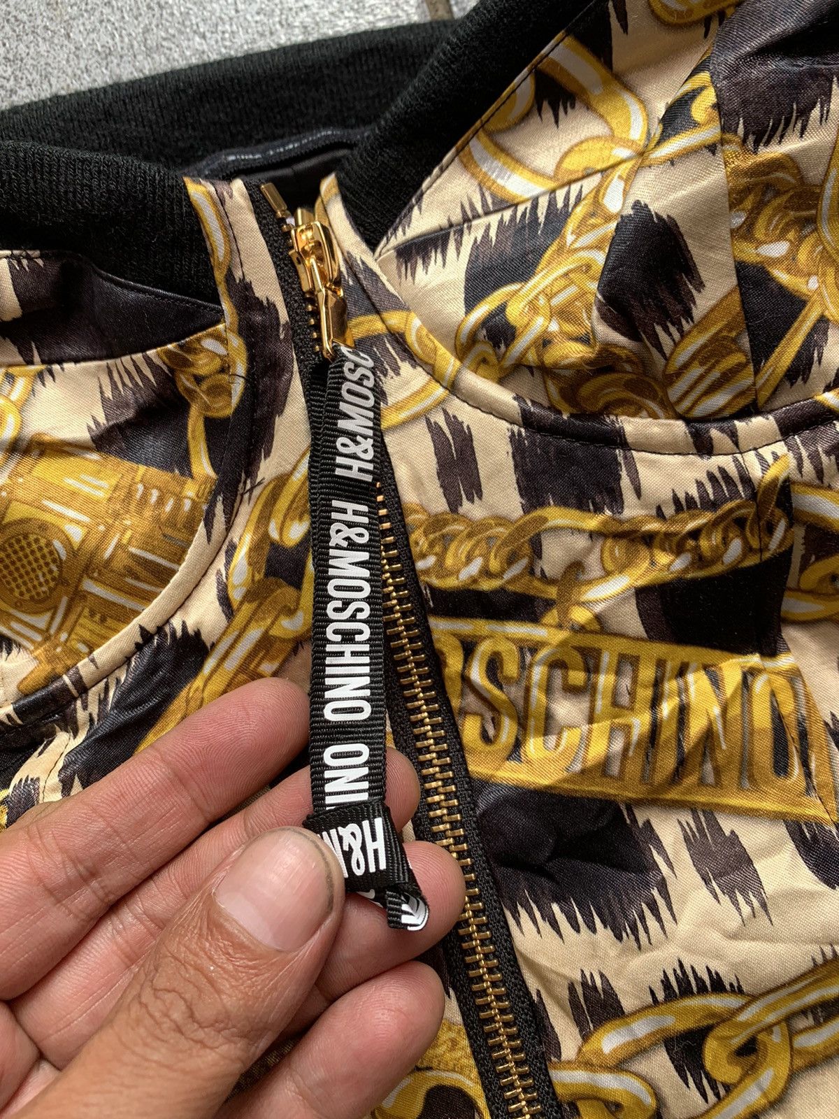 H&M × Moschino MOSCHINO x H&M Gold Chain Logo Pattern Dress Size XS / US 0-2 / IT 36-38 - 7 Thumbnail