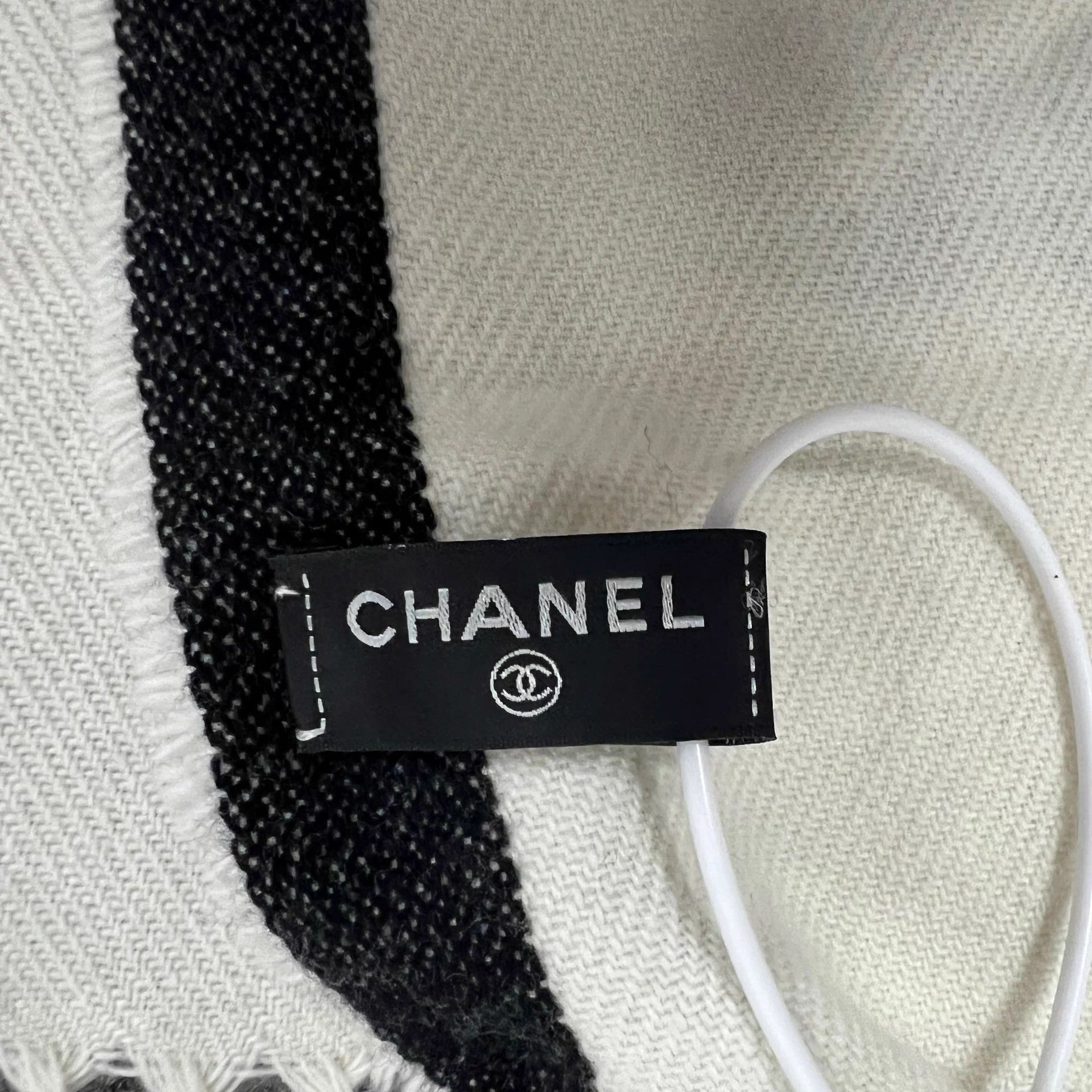 Chanel Chanel Flipped Logo Wool Scarf 99 New Size ONE SIZE - 5 Thumbnail