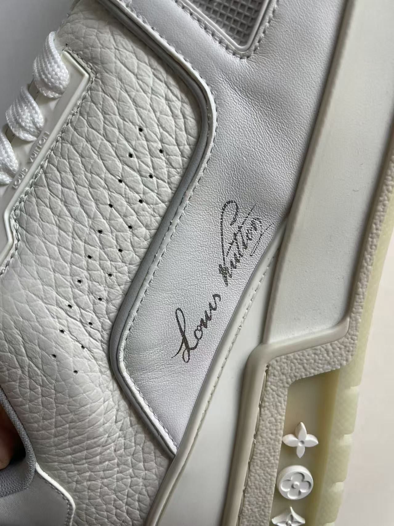 Louis Vuitton Trainer White Signature