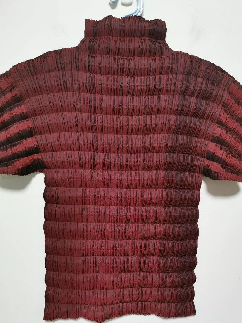 Issey Miyake Issey Miyake size:3 Deep red mainline wavy top Size S / US 4 / IT 40 - 3 Thumbnail