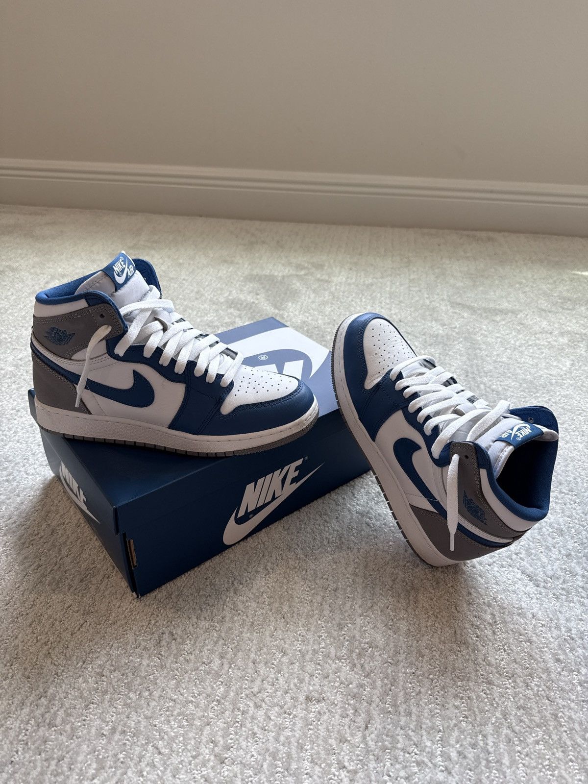 Nike Air Jordan 1 Retro High OG Size US 7 / EU 40 - 1 Thumbnail