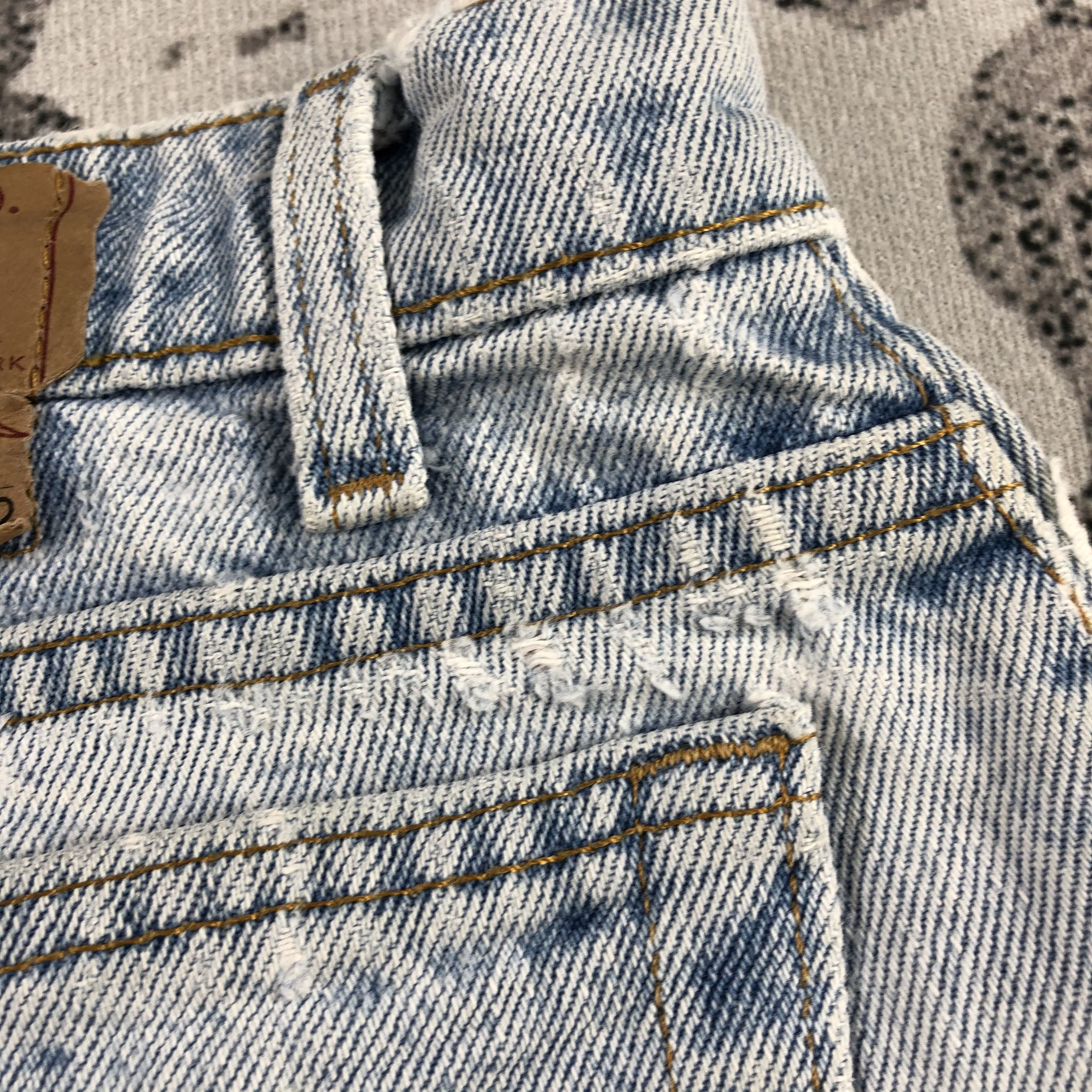 Levi's Vintage 90s Levis 550 Jeans Light Wash Denim KJ929 Size US 32 / EU 48 - 11 Thumbnail