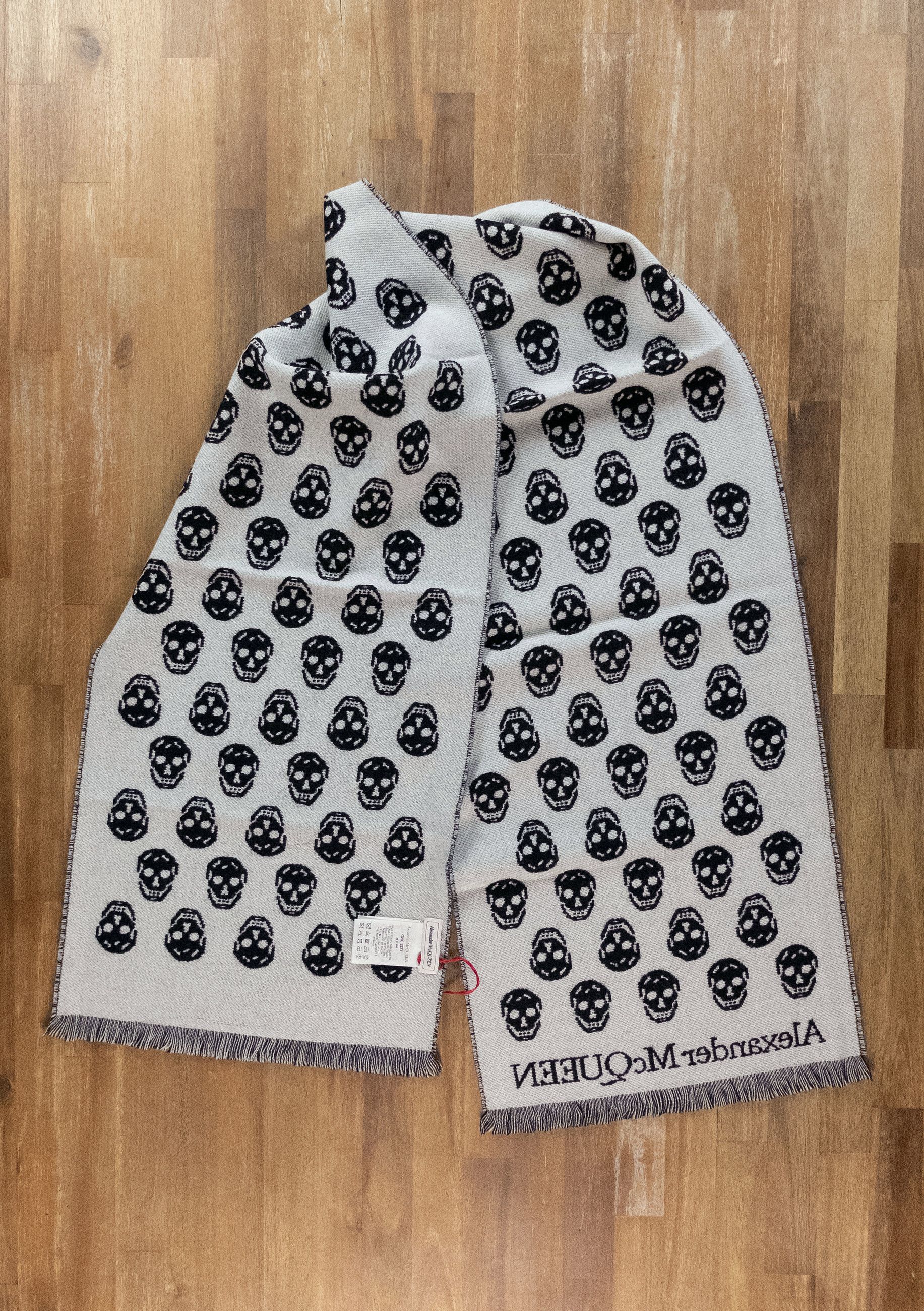 Alexander McQueen ALEXANDER MCQUEEN black white reversible skull wool scarf Size ONE SIZE - 6 Thumbnail