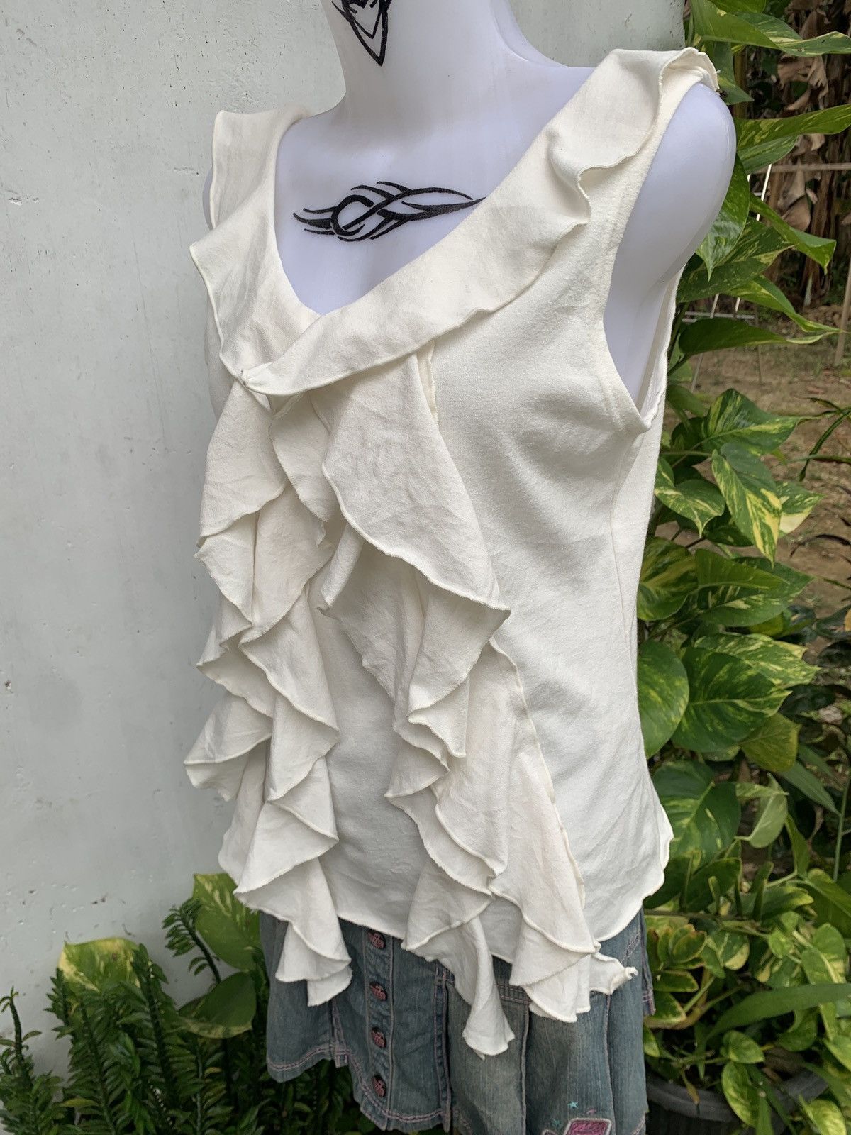 Japanese Brand 2000s Mady Japan White Ruffle Sleeveless Top Size L / US 10 / IT 46 - 2 Thumbnail
