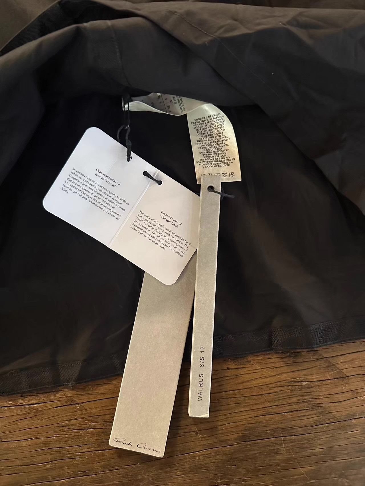 Rick Owens Rick Owens 17SS 'WALRUS' Women’s Black V‑Floating Top Ｑ25 Size XS / US 0-2 / IT 36-38 - 2 Thumbnail