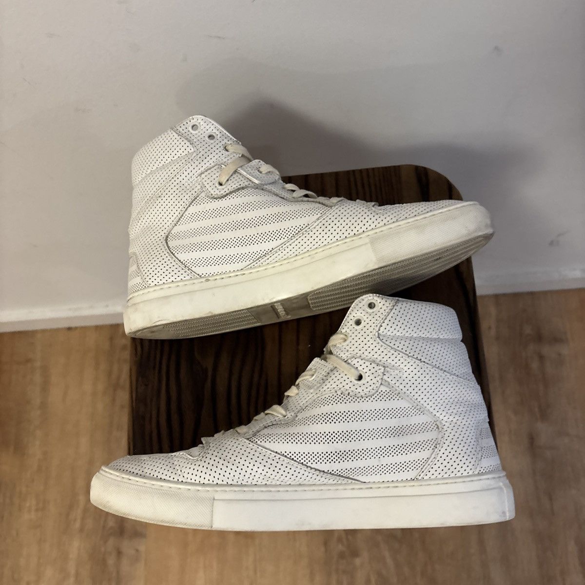 Balenciaga Balenciaga Perforated White High Top Sneakers Size 42 / 9 US Size US 9 / EU 42 - 3 Thumbnail