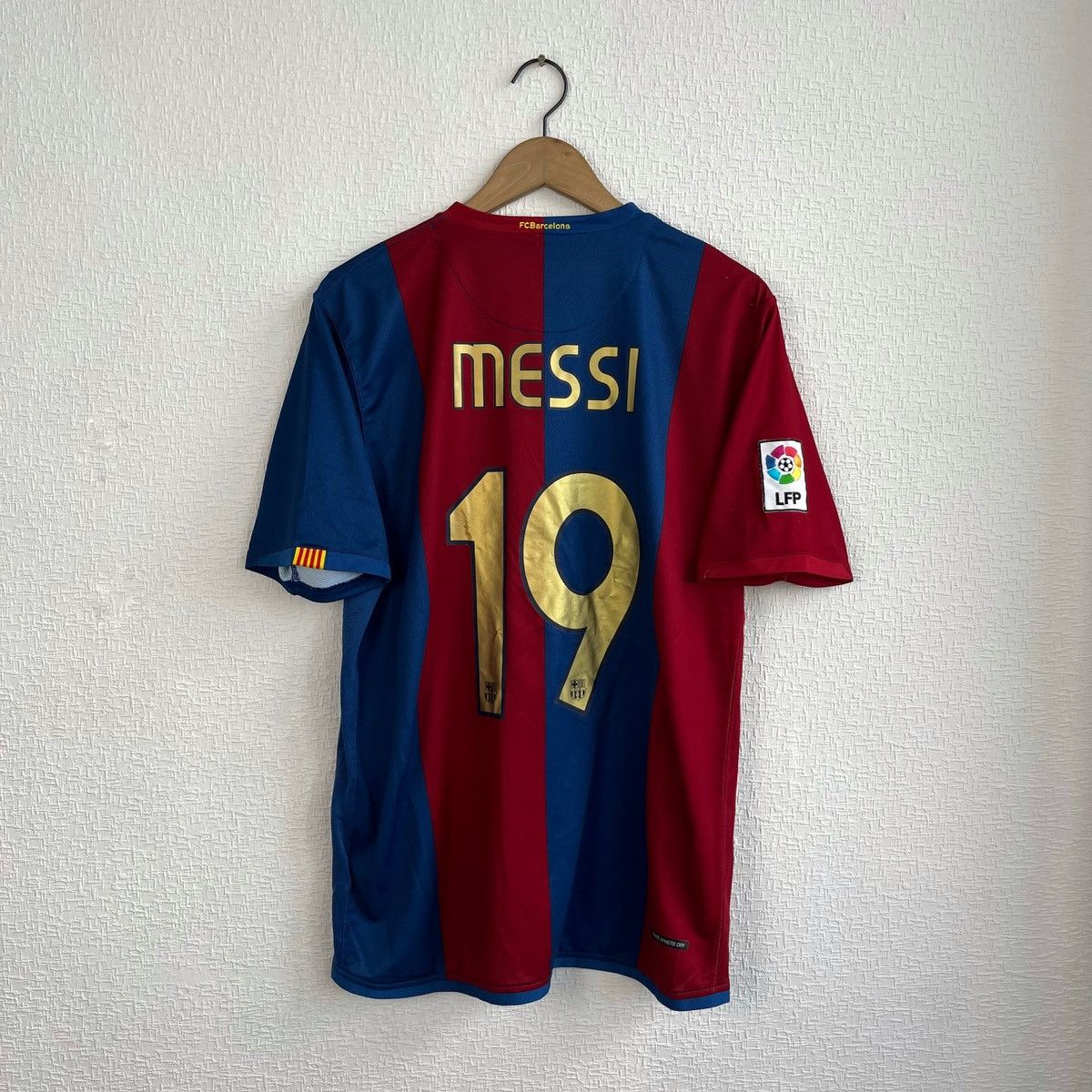 Nike 2006/07 NIKE BARCELONA HOME #19 MESSI SOCCER SHIRT JERSEY Size US L / EU 52-54 / 3 - 1 Thumbnail