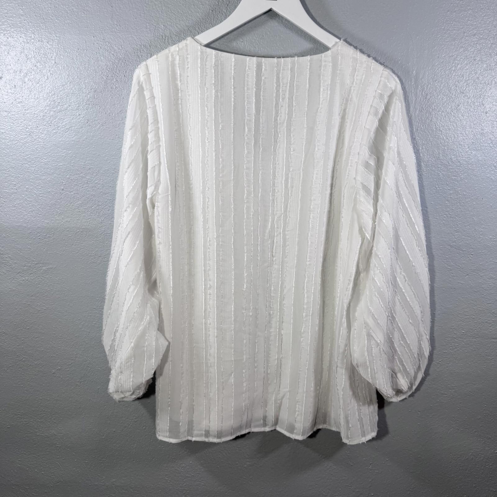 Designer Jodifl Women's M V Neck 3/4 Sleeve Textured Ivory Blouse Size M / US 6-8 / IT 42-44 - 4 Thumbnail