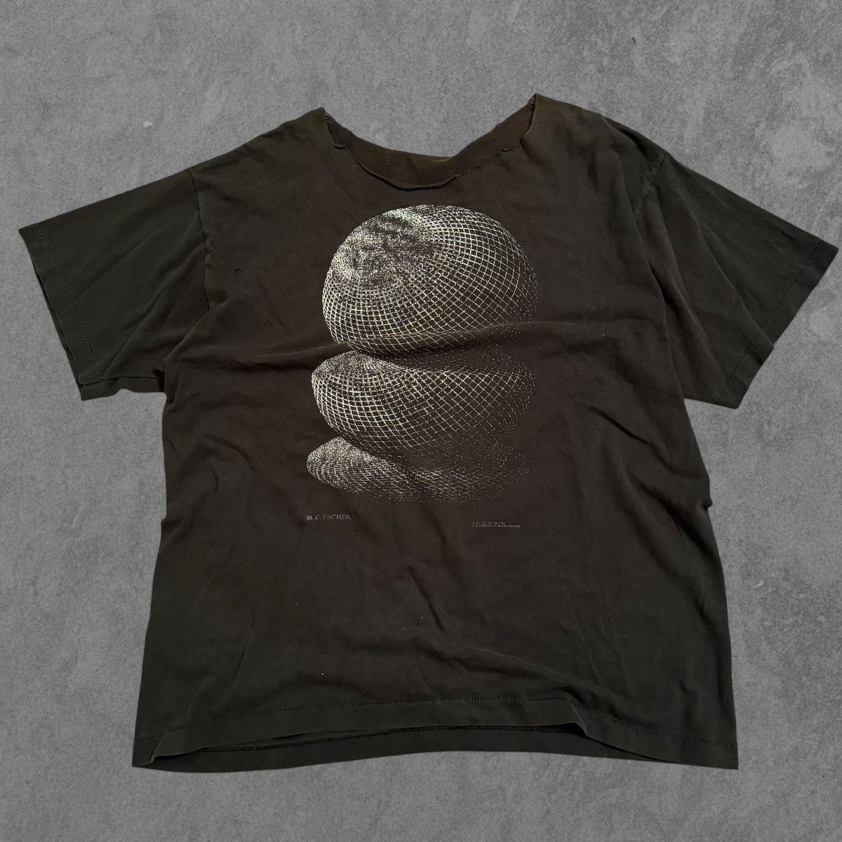 Vintage Vintage 90s MC ESCHER Art Tee Chopped Cut L Boxy Faded Tee Size US L / EU 52-54 / 3 - 1 Thumbnail