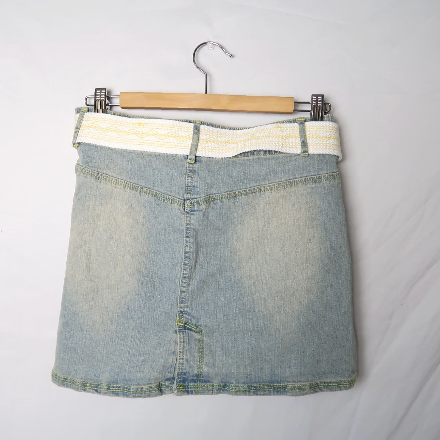 Vintage VINTAGE Y2K Jou Jou light wash blue denim low rise mini skirt S Regular Cotton 1990s Grunge Belt 14" Waist 16" Hip 14.5" Length Mens Women Girls Size 28" / US 6 / IT 42 - 3 Thumbnail