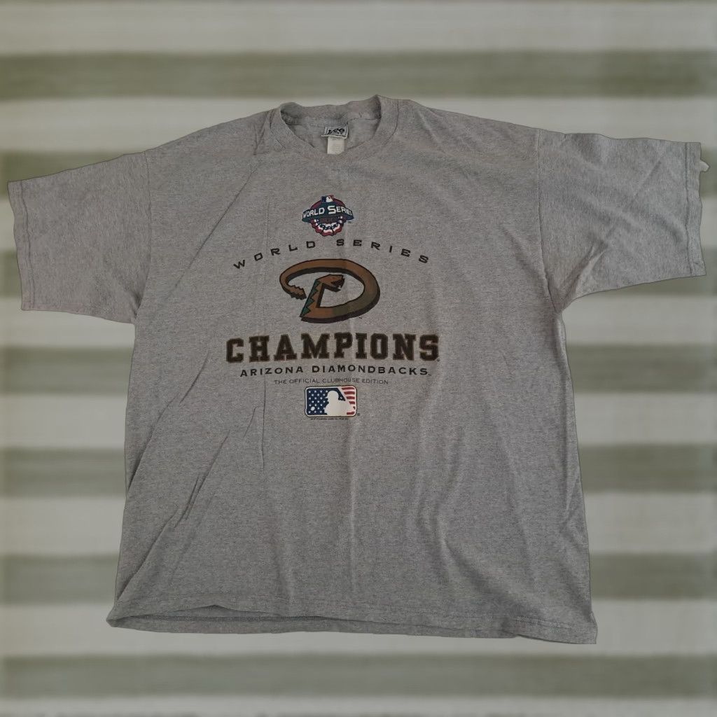 Lee VINTAGE Lee Sport T-Shirt Diamondbacks 2001 World Champs 2XL Gray Cotton Short Sleeve Crew Neck Unisex Adults Sports Logo D-Back 2000s Size US XXL / EU 58 / 5 - 1 Thumbnail