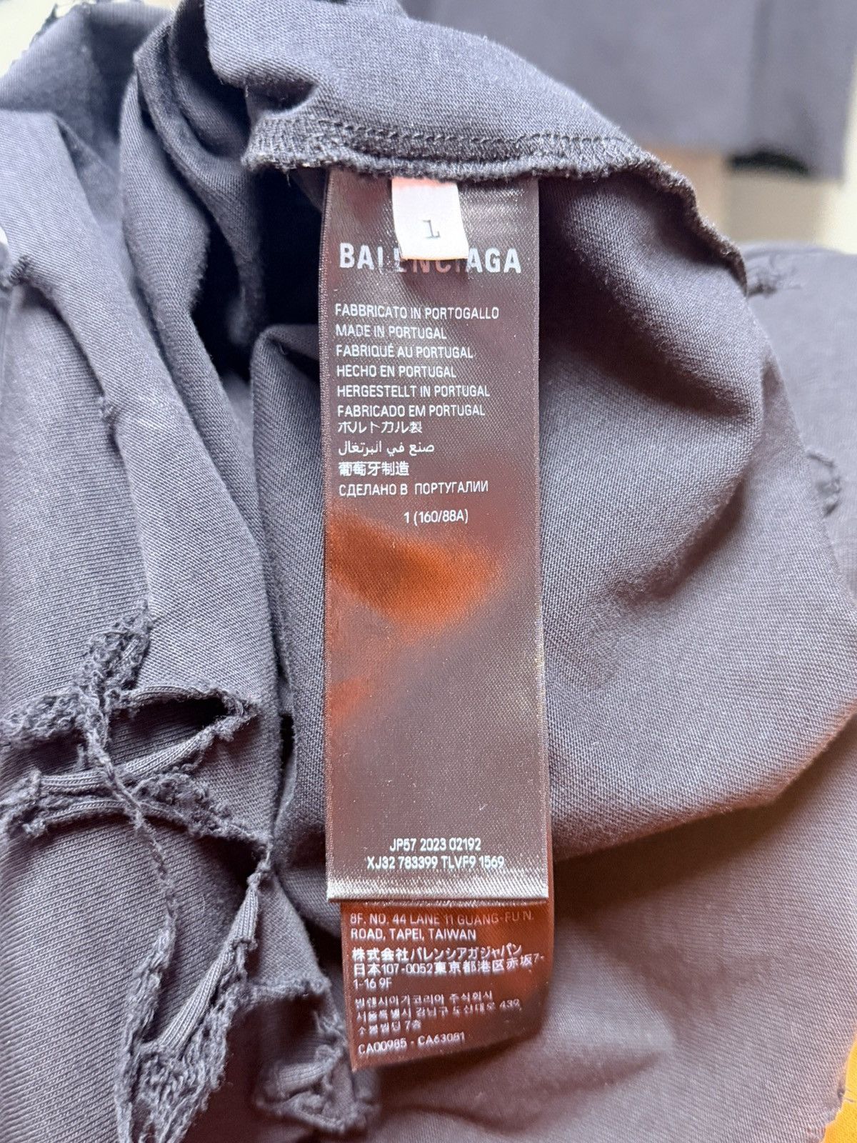 Balenciaga Balenciaga Cropped Ripped T shirt Size US S / EU 44-46 / 1 - 5 Thumbnail