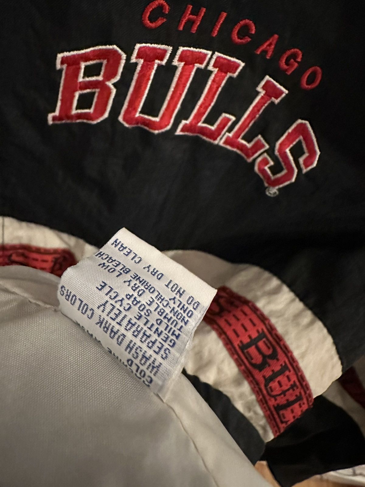 Starter Starter Jacket Chicago Bulls Size XL NBA Vintage Starter Size US XL / EU 56 / 4 - 10 Thumbnail