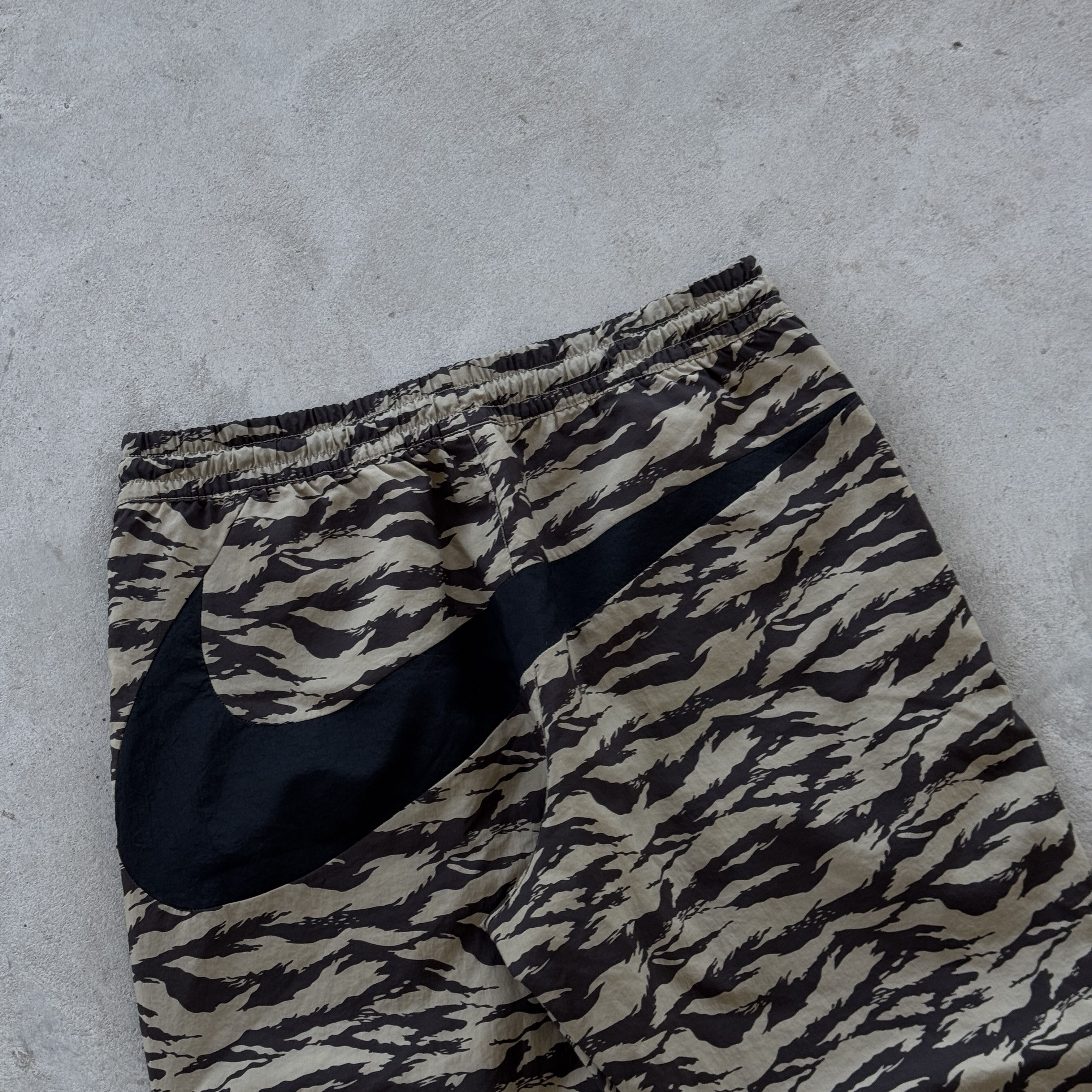 Nike Nike Tiger Camo Track Pants Big Logo Swoosh Back Size US 32 / EU 48 - 3 Thumbnail