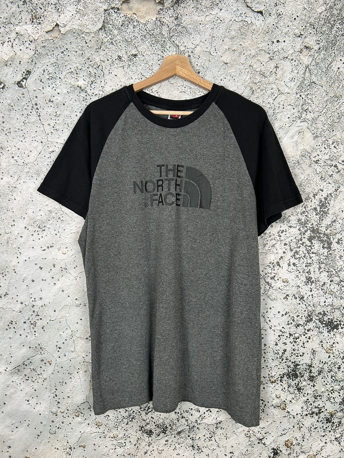 The North Face Vintage The North Face Grey Black Tee Outdoor Streetwear Size US L / EU 52-54 / 3 - 1 Thumbnail