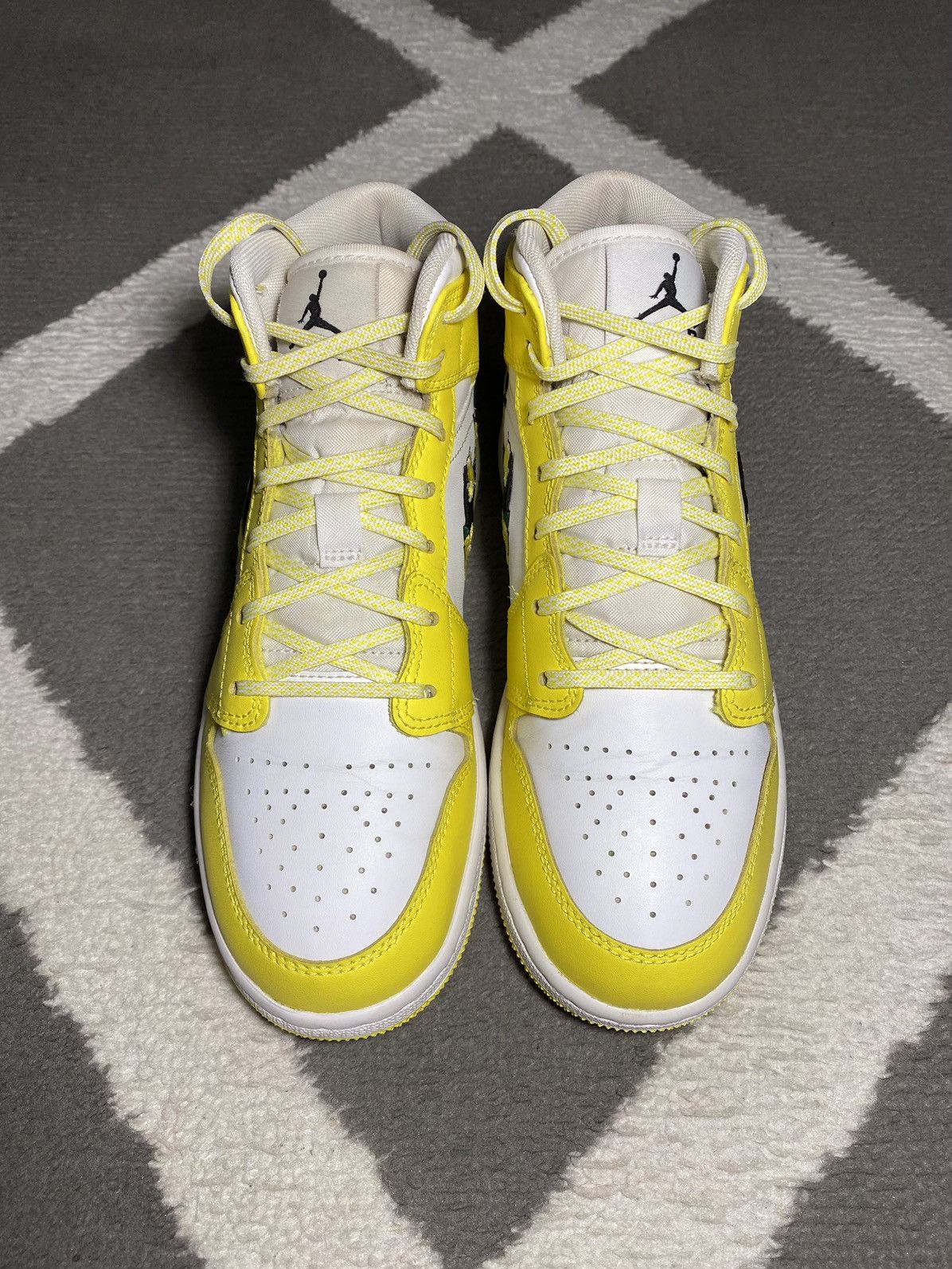 Jordan Brand × Nike Nike Air Jordan 1 Mid Dynamic Yellow Floral (GS) sneakers Size US 6.5 / IT 36.5 - 8 Thumbnail