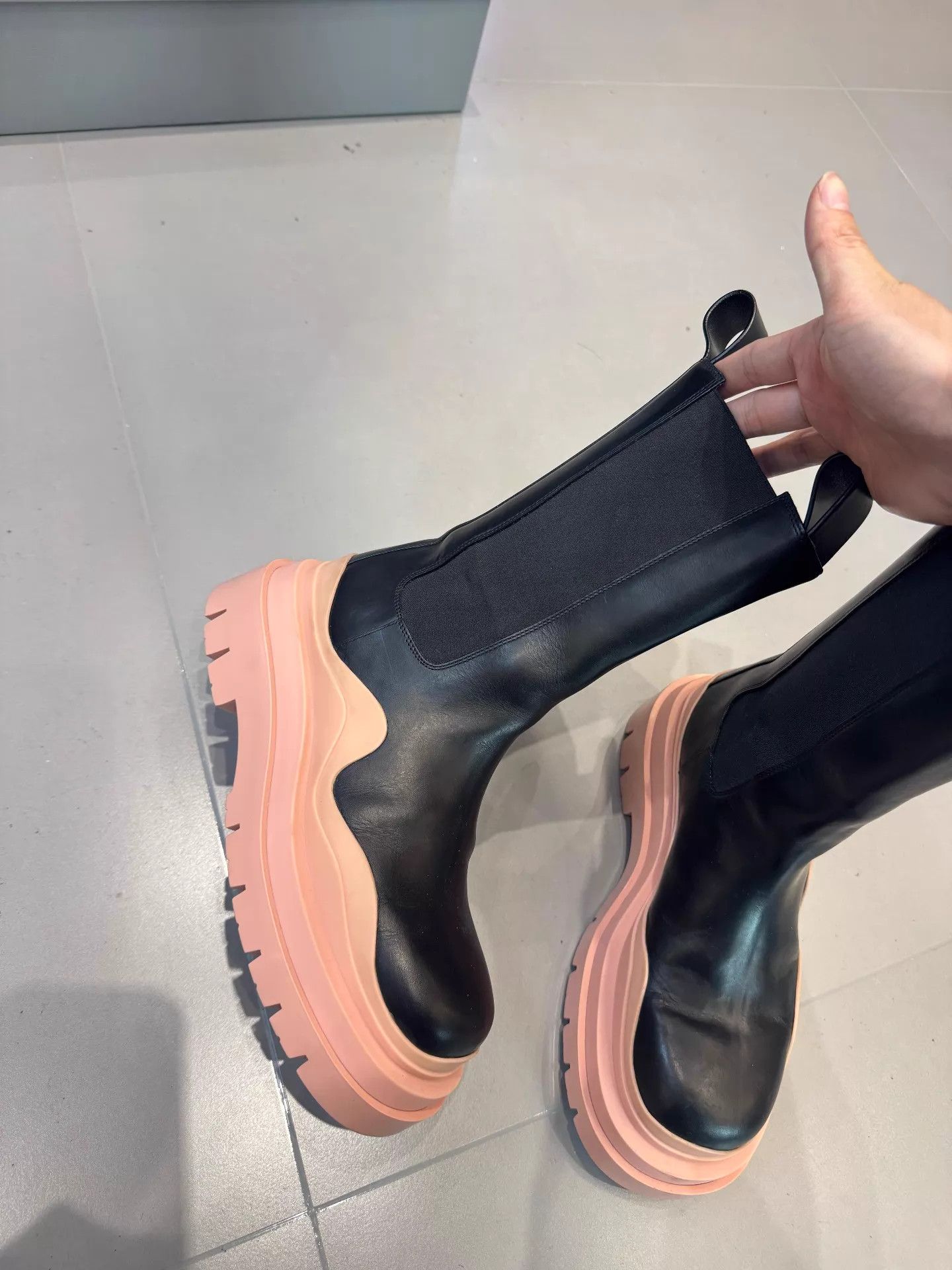 Bottega Veneta Bottega Veneta Chelsea boots women's black pink sole 36 EU Size US 5.5 / IT 35.5 - 3 Thumbnail