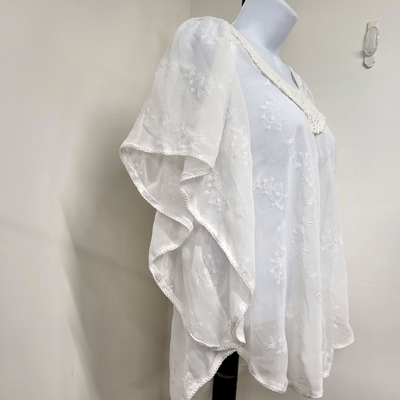 Vintage Maurices Blouse Women's M Sheer Floral Embroidered Crocheted Neck Flutter Shirt Size M / US 6-8 / IT 42-44 - 3 Thumbnail