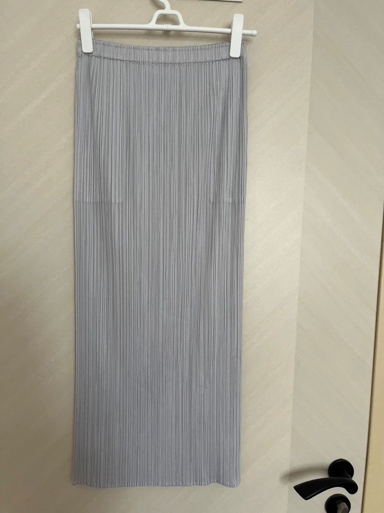 Issey Miyake Issey Miyake size:4 Light grey pleated skirt Size 31" - 1 Thumbnail