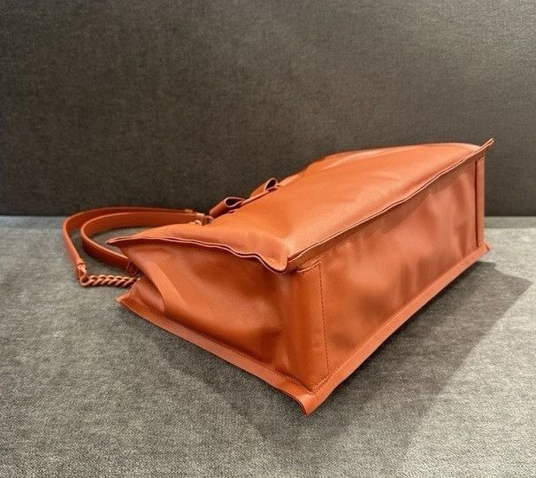 Salvatore Ferragamo o1s1rm0924 Size: OS / Viva Tote Handbag in Red Size ONE SIZE - 3 Thumbnail