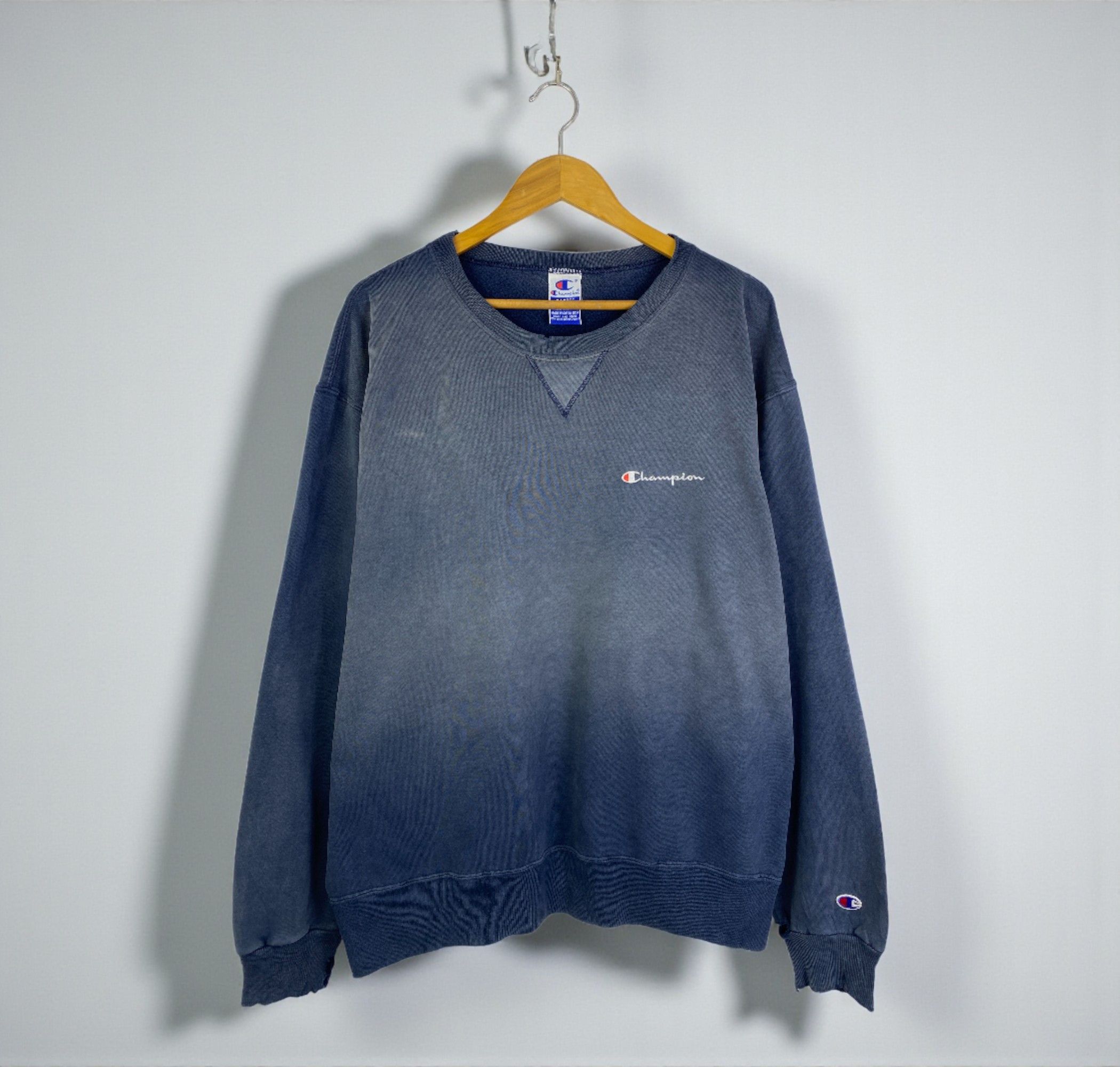 Champion Vintage 90s Champion Faded Distressed Sweatshirt SH0252 Size US XL / EU 56 / 4 - 1 Thumbnail