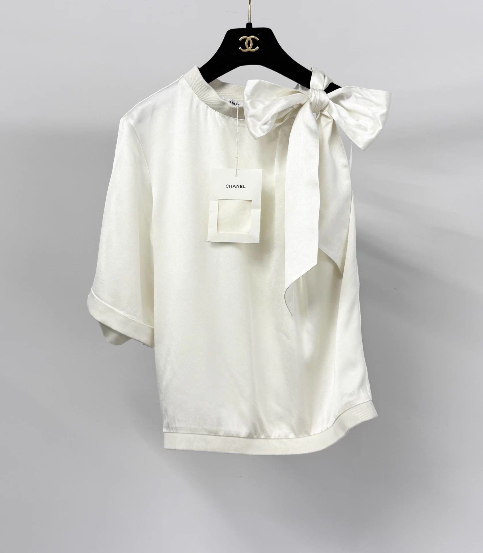 Chanel Chanel 24S White Silk Satin Bow FR34 Off-shoulder Size XS / US 0-2 / IT 36-38 - 1 Thumbnail